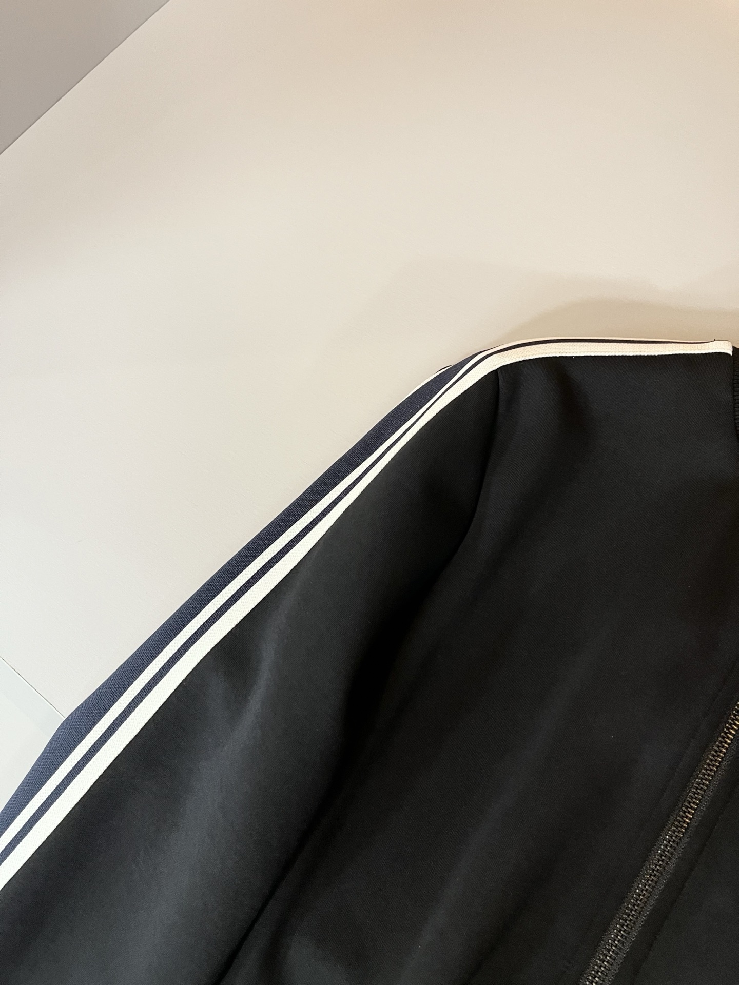  Arman阿*尼2025秋冬新款男士休闲套装原单代工厂订单，标志字母logo图案刺绣设计！简洁的设计精