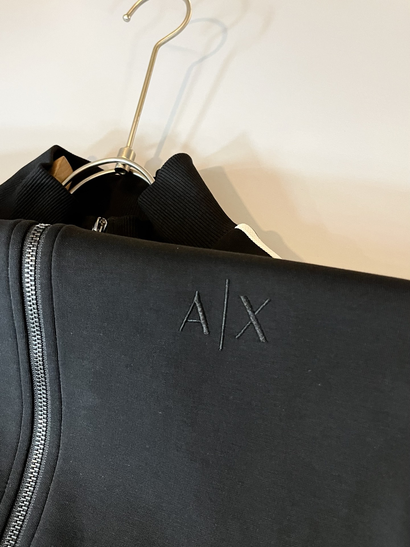  Arman阿*尼2025秋冬新款男士休闲套装原单代工厂订单，标志字母logo图案刺绣设计！简洁的设计精