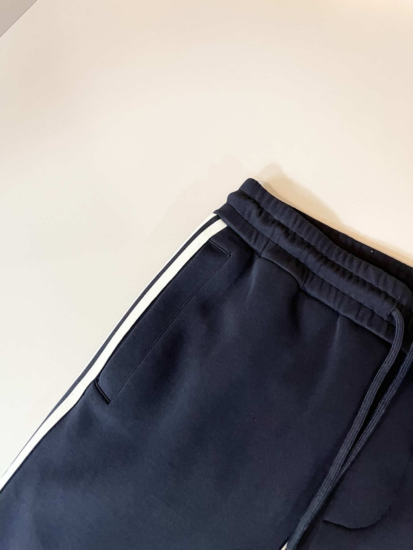  Arman阿*尼2025秋冬新款男士休闲套装原单代工厂订单，标志字母logo图案刺绣设计！简洁的设计精