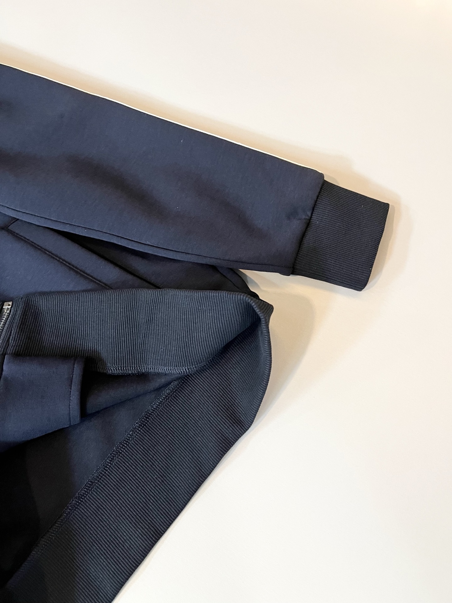  Arman阿*尼2025秋冬新款男士休闲套装原单代工厂订单，标志字母logo图案刺绣设计！简洁的设计精