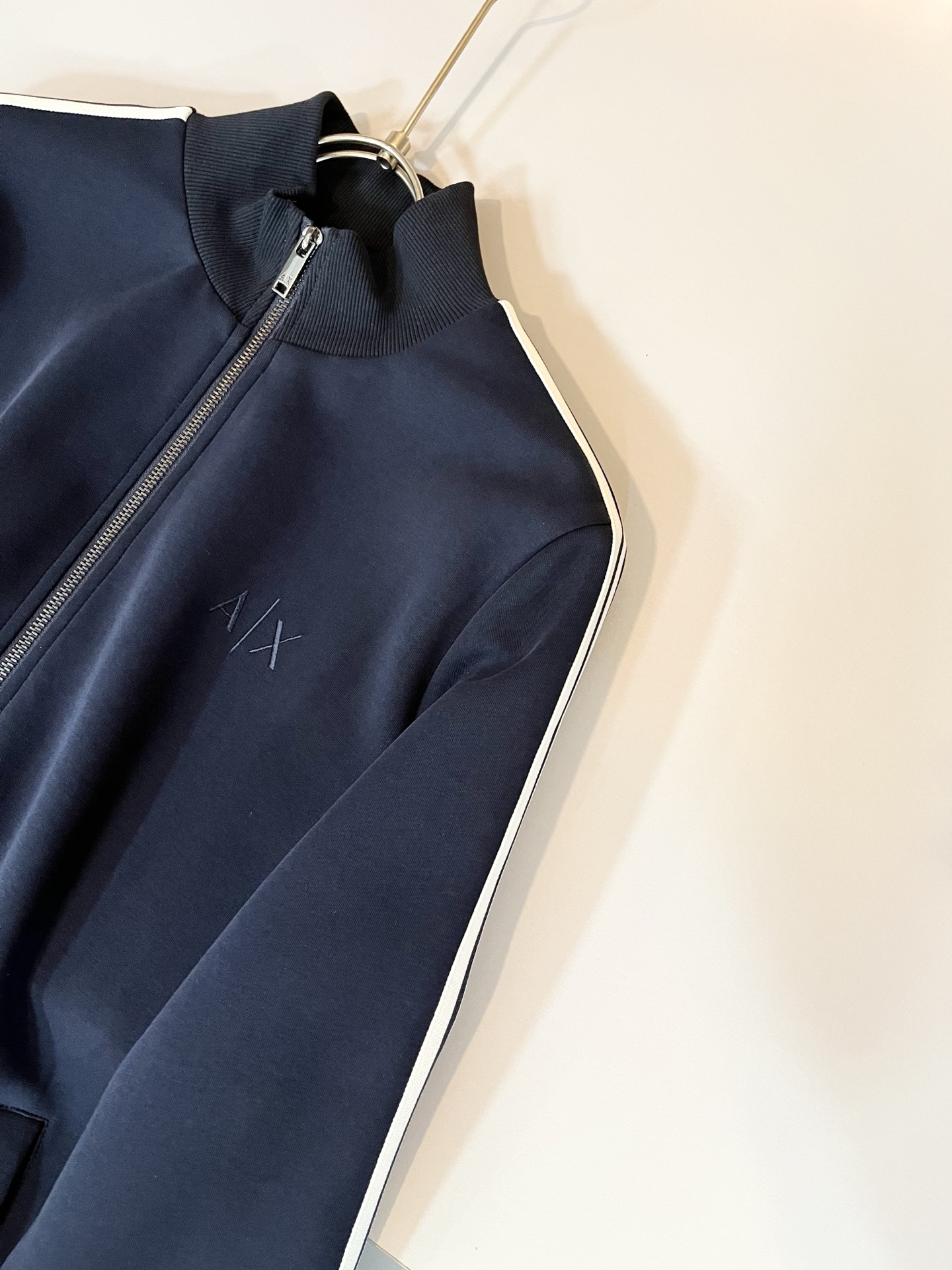  Arman阿*尼2025秋冬新款男士休闲套装原单代工厂订单，标志字母logo图案刺绣设计！简洁的设计精