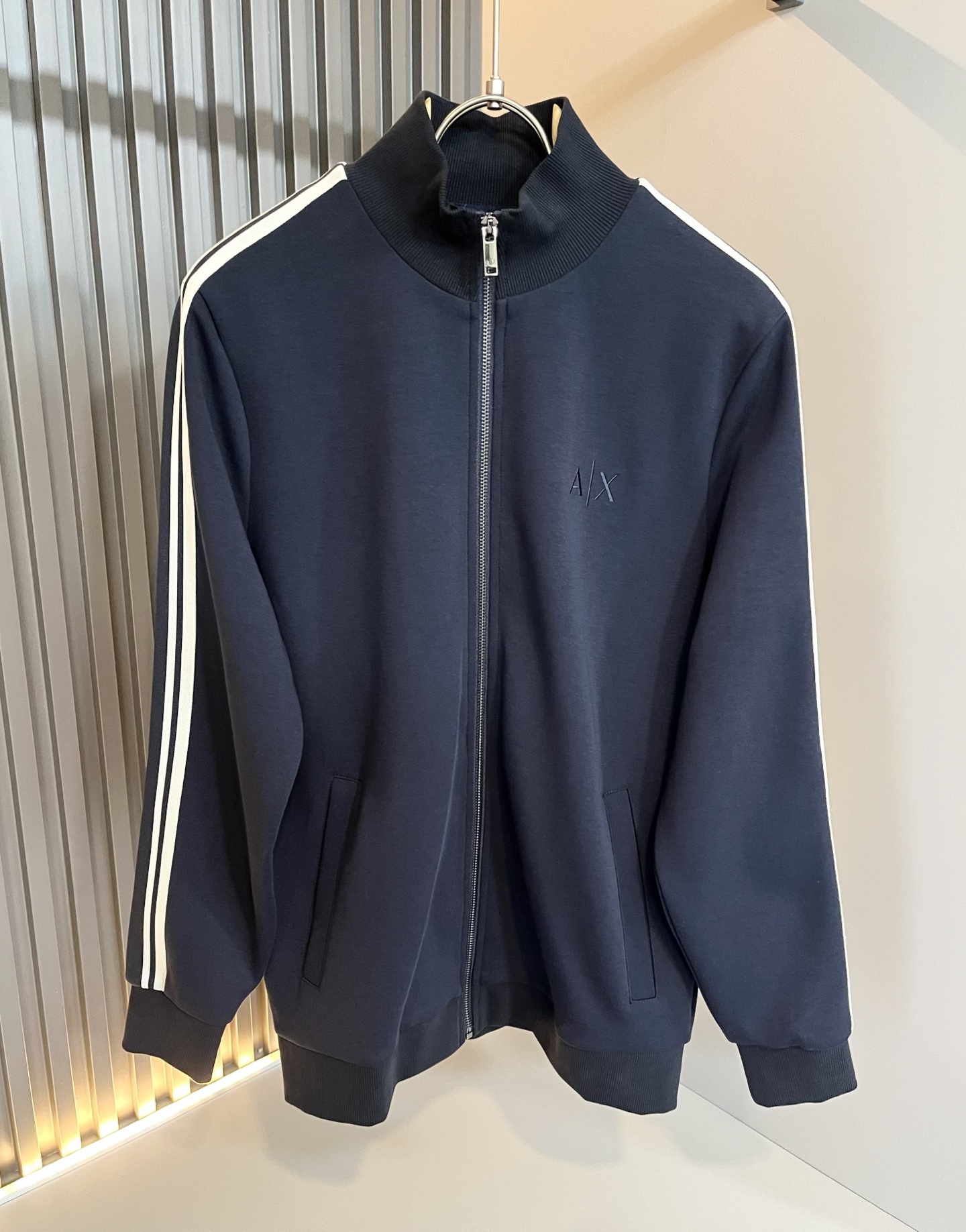 NO:521750,Arman A*ni 2025 autumn and winter new men's casual set original OEM factory order, logo letter logo pattern embroidery design!  The simple design is exquisite and elegant, amazing!  Customized original pure cotton fabric, soft and delicate feel, super comfortable on the upper body, and ultimately enjoy wearing!  Inheriting the classic styles of the past, the upper body effect comes naturally, and simple outfits do not require too many accessories. It can easily create a fashionable feeling, and the return rate will also increase. Get it at a speed!  Size M-4XL, Armani,alexander wang19860909Arman阿*尼2025秋冬新款男士休闲套装原单代工厂订单,标志字母logo图案刺绣设计！简洁的设计精致优雅,令人叹服！定制原版纯棉棉面料,手感柔软细腻,上身超级舒适,极致的穿着享受！继承着以往的经典版型,上身效果自然而来的出彩,简单穿搭无需过多的饰物,轻松搭出时尚感,回头率也会随之提升.速度入手吧！尺码M-4XL,,armani,alexander wang,Men's clothing