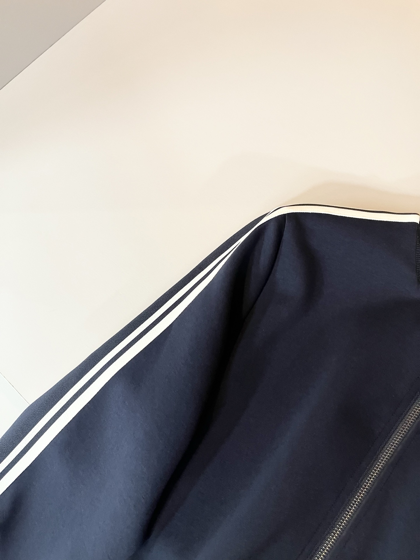  Arman阿*尼2025秋冬新款男士休闲套装原单代工厂订单，标志字母logo图案刺绣设计！简洁的设计精