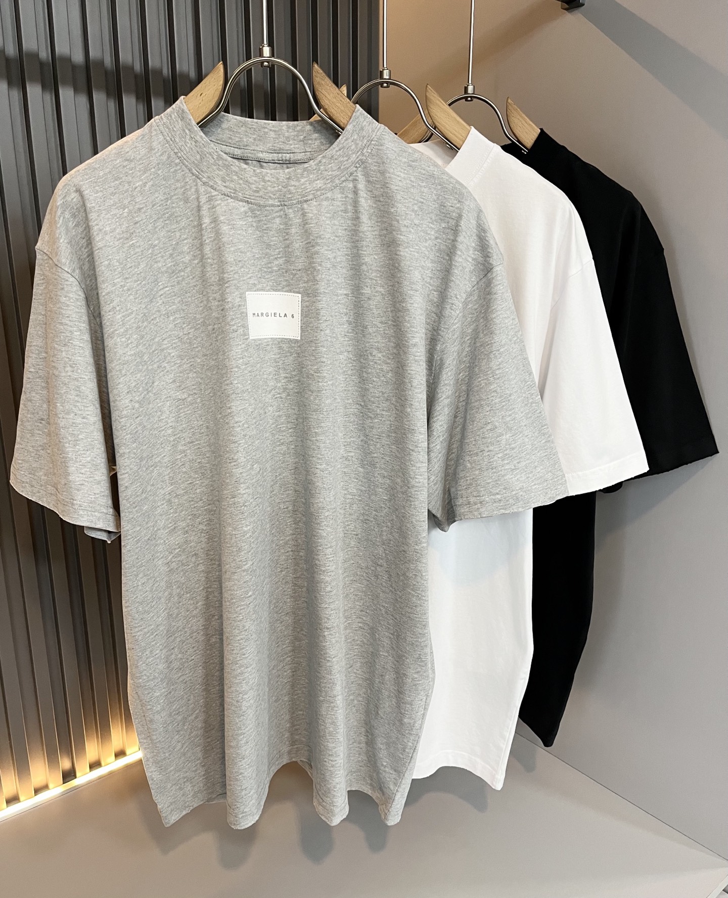 NO:511351,Maison Margiel 2025 spring and summer new short-sleeved T-shirt for men and women, and the counter is available at the same time!  Customized exclusive wash water pure cotton fabric, chest logo pattern label design!  Simple and generous, calm and versatile, extremely high-end, perfectly integrated with fashion and style, a top fashionable style that perfectly suits the outside wear!  The overall feeling is natural!  Extremely classic versatile casual pants, customized original cotton fabric!  The ultimate perfection of heavy industry!  Fans who pursue high quality are please buy them by themselves, and all fans who know the goods are invited to appreciate this model together!  !  Size S-2XL, Masion Margiela, T-shirt,tees, t-shirt,alexander wang19860909马吉拉 maison margiel 2025春夏新款男女同款短袖T恤,专柜同步发售！定制专属洗水纯棉面料,胸前logo图案贴标设计！简约大方,从容百搭,档次极高,完美融入时尚还有风情感一款完美符合外穿的顶尖时髦气质款！整体给人浑然天成的感觉！极致经典的百搭型休闲裤,定制原版纯棉面料！极致的重工极致的完美！追求高品质的粉丝们请自行抢购,诚邀所有识货的粉丝一同鉴赏此款！！尺码S-2XL,,masion margiela,T-shirt,tees，t-shirt,alexander wang,Men's clothing