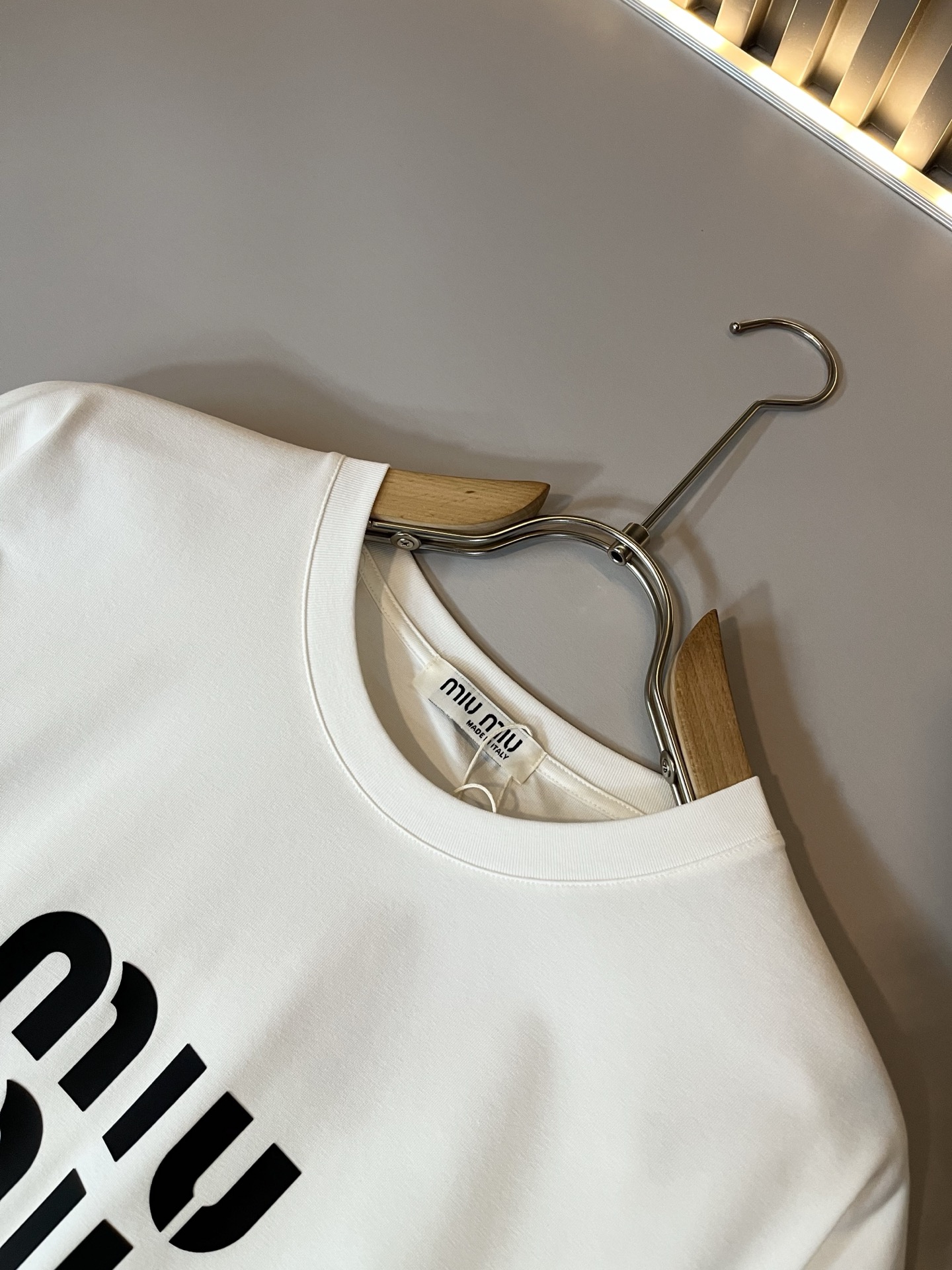   MIUMIU 谬谬2025春夏新款男女同款👫短袖T恤，品牌最新设计元素！既不单调也不复杂,恰到好处的