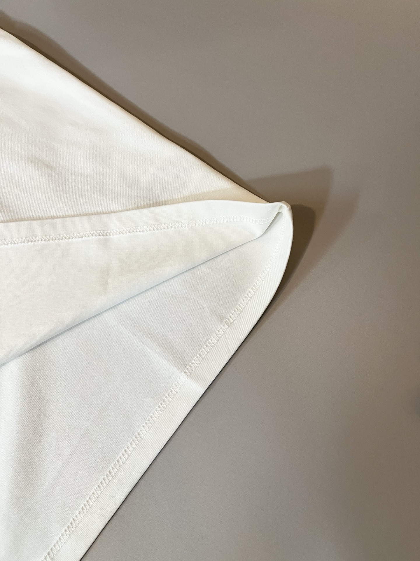   MIUMIU 谬谬2025春夏新款男女同款👫短袖T恤，品牌最新设计元素！既不单调也不复杂,恰到好处的