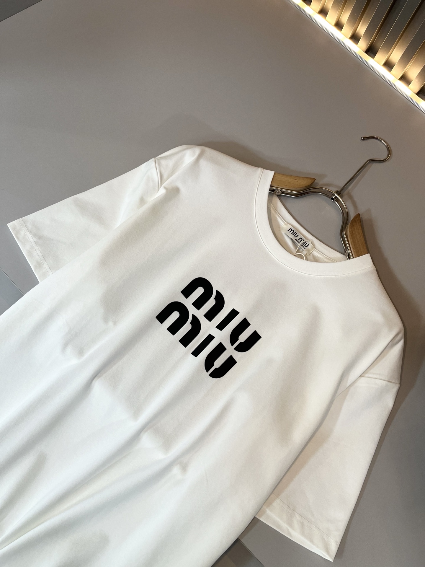   MIUMIU 谬谬2025春夏新款男女同款👫短袖T恤，品牌最新设计元素！既不单调也不复杂,恰到好处的