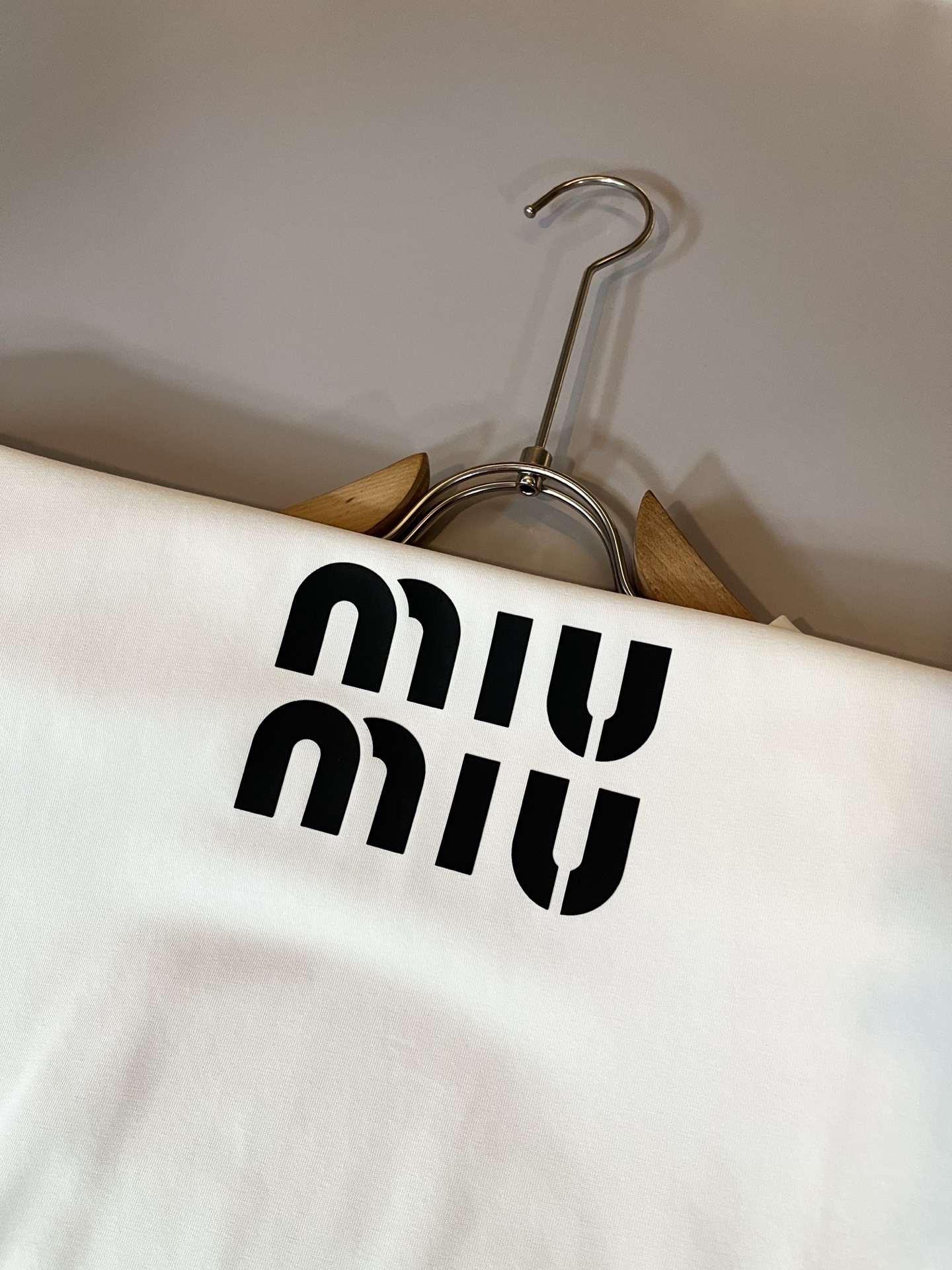   MIUMIU 谬谬2025春夏新款男女同款👫短袖T恤，品牌最新设计元素！既不单调也不复杂,恰到好处的