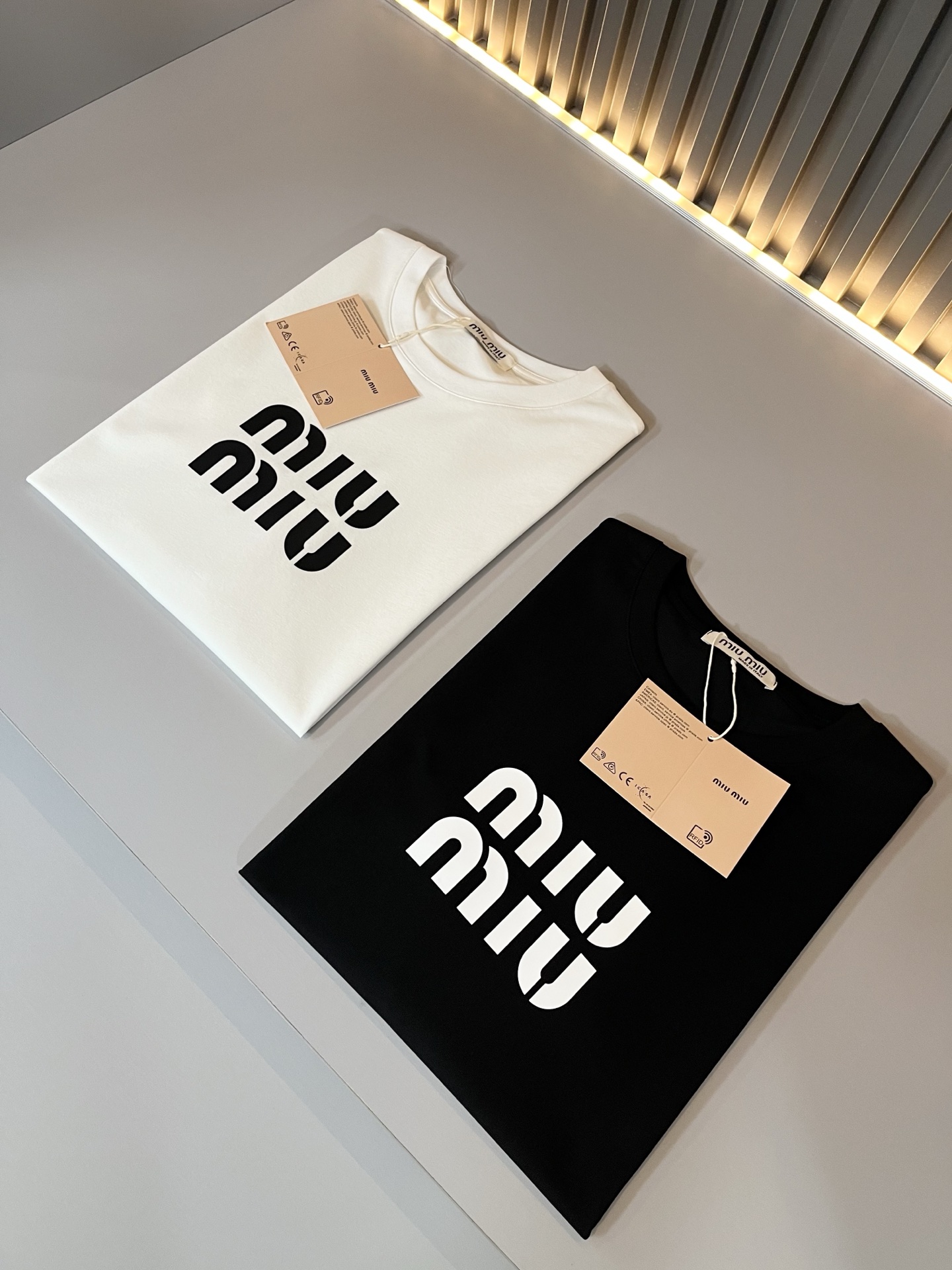   MIUMIU 谬谬2025春夏新款男女同款👫短袖T恤，品牌最新设计元素！既不单调也不复杂,恰到好处的