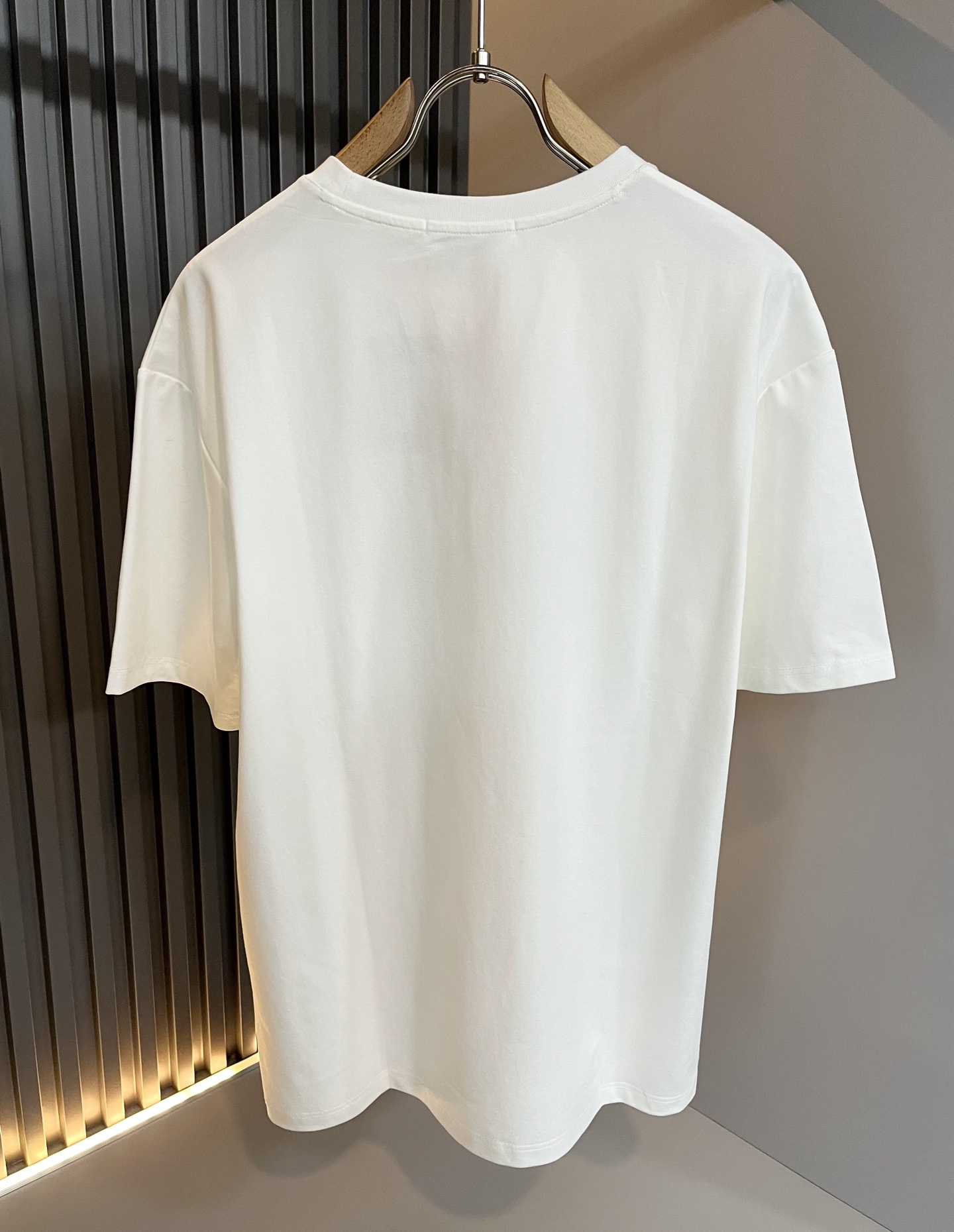   MIUMIU 谬谬2025春夏新款男女同款👫短袖T恤，品牌最新设计元素！既不单调也不复杂,恰到好处的