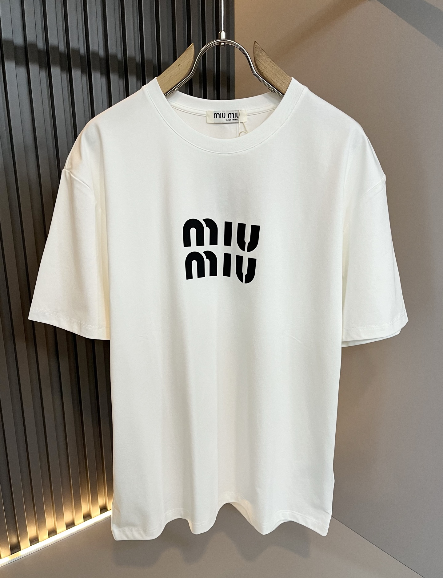   MIUMIU 谬谬2025春夏新款男女同款👫短袖T恤，品牌最新设计元素！既不单调也不复杂,恰到好处的