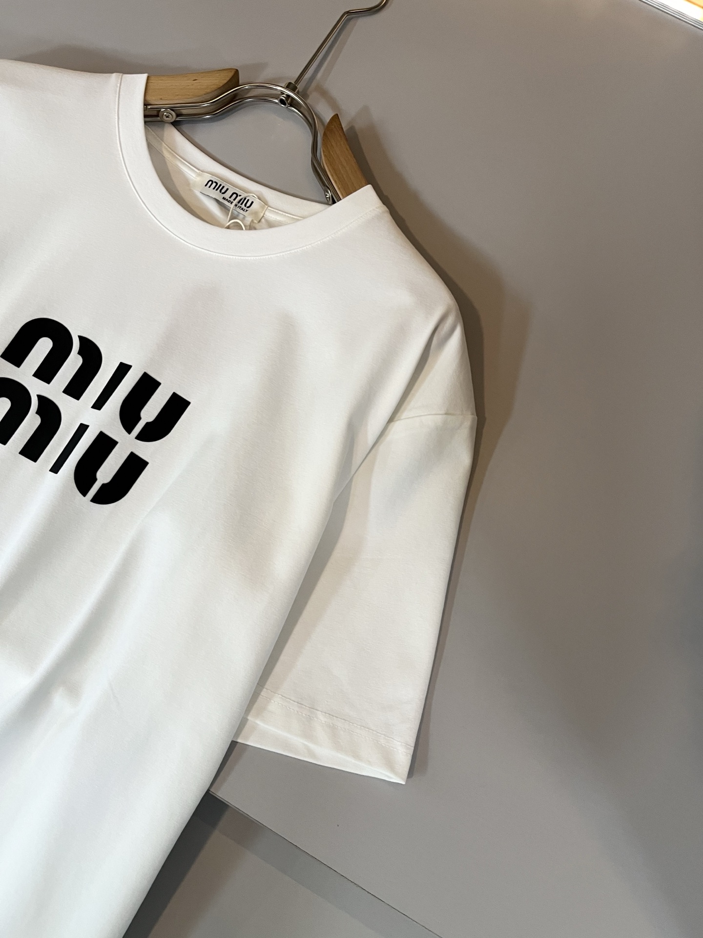   MIUMIU 谬谬2025春夏新款男女同款👫短袖T恤，品牌最新设计元素！既不单调也不复杂,恰到好处的