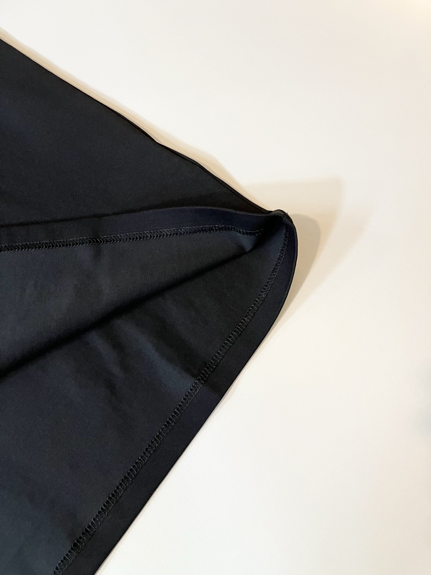   MIUMIU 谬谬2025春夏新款男女同款👫短袖T恤，品牌最新设计元素！既不单调也不复杂,恰到好处的