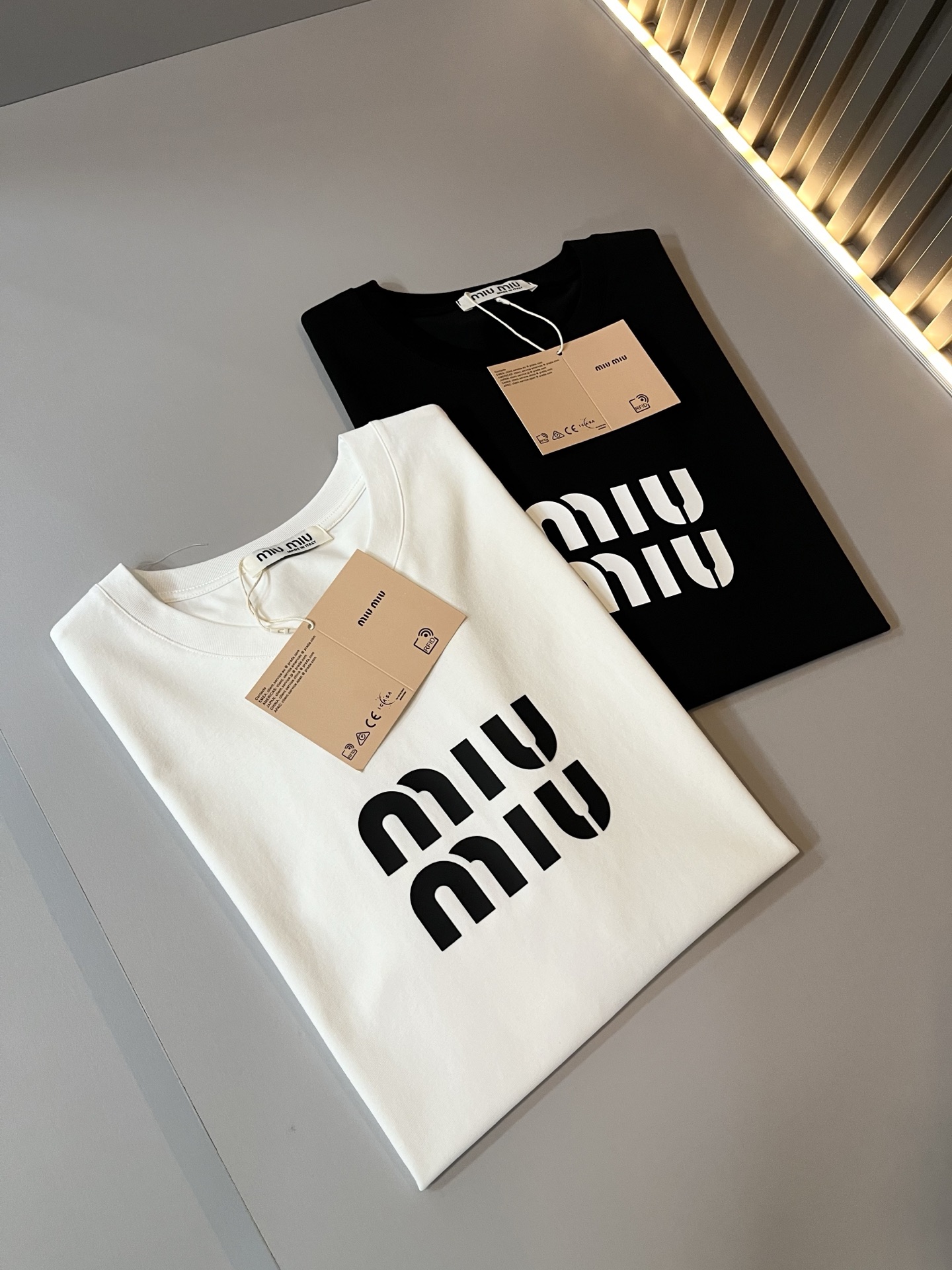   MIUMIU 谬谬2025春夏新款男女同款👫短袖T恤，品牌最新设计元素！既不单调也不复杂,恰到好处的