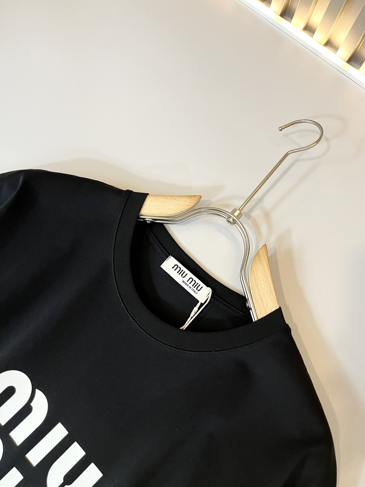   MIUMIU 谬谬2025春夏新款男女同款👫短袖T恤，品牌最新设计元素！既不单调也不复杂,恰到好处的