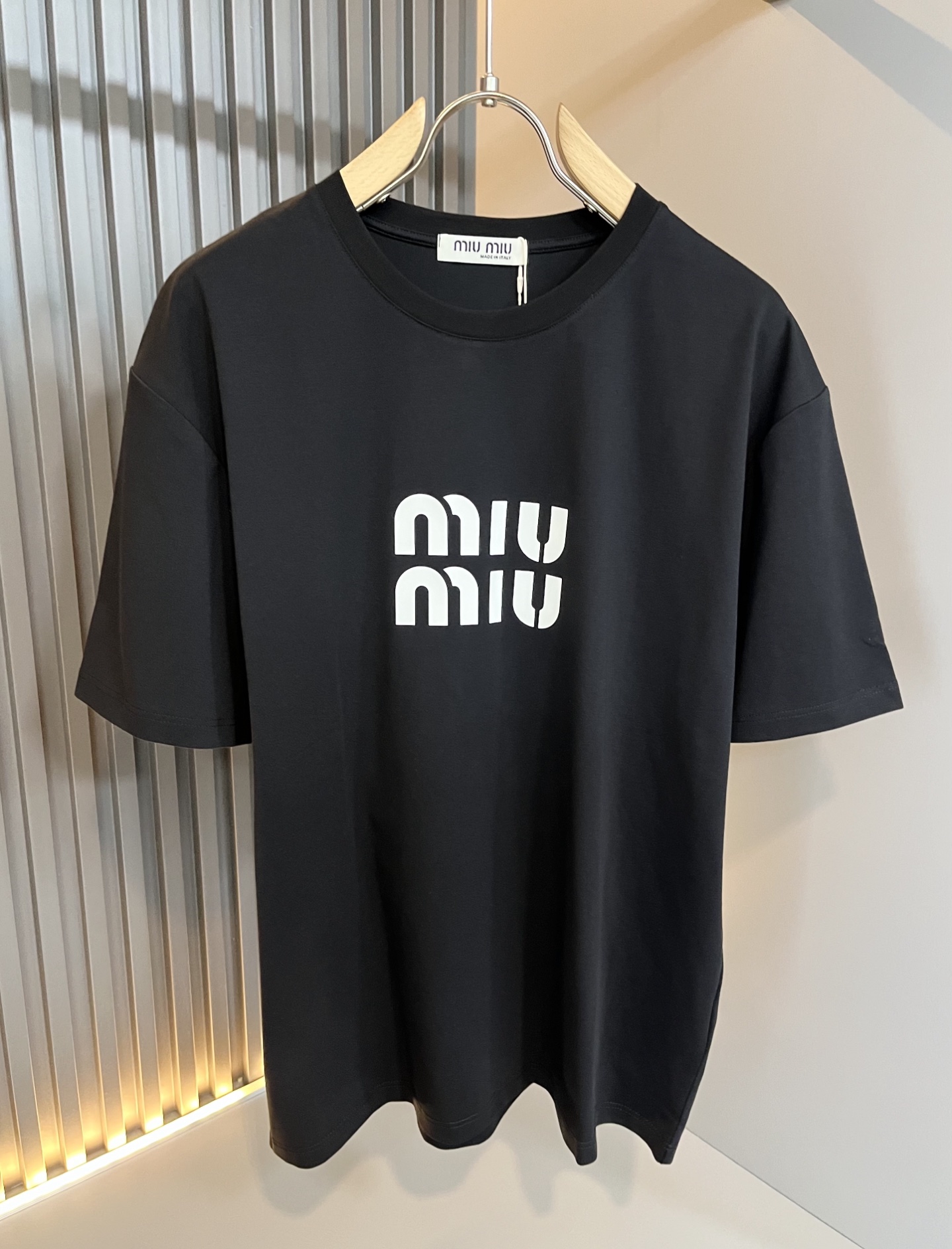   MIUMIU 谬谬2025春夏新款男女同款👫短袖T恤，品牌最新设计元素！既不单调也不复杂,恰到好处的