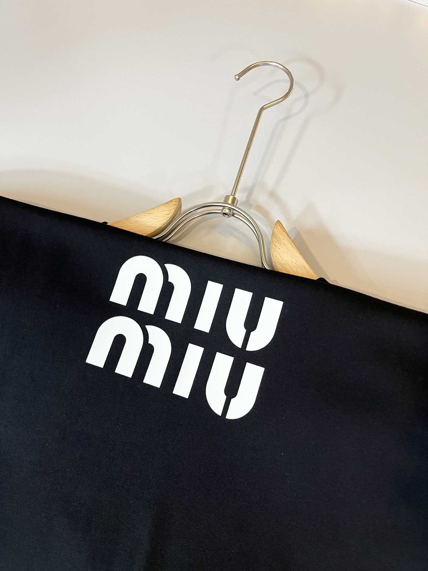   MIUMIU 谬谬2025春夏新款男女同款👫短袖T恤，品牌最新设计元素！既不单调也不复杂,恰到好处的