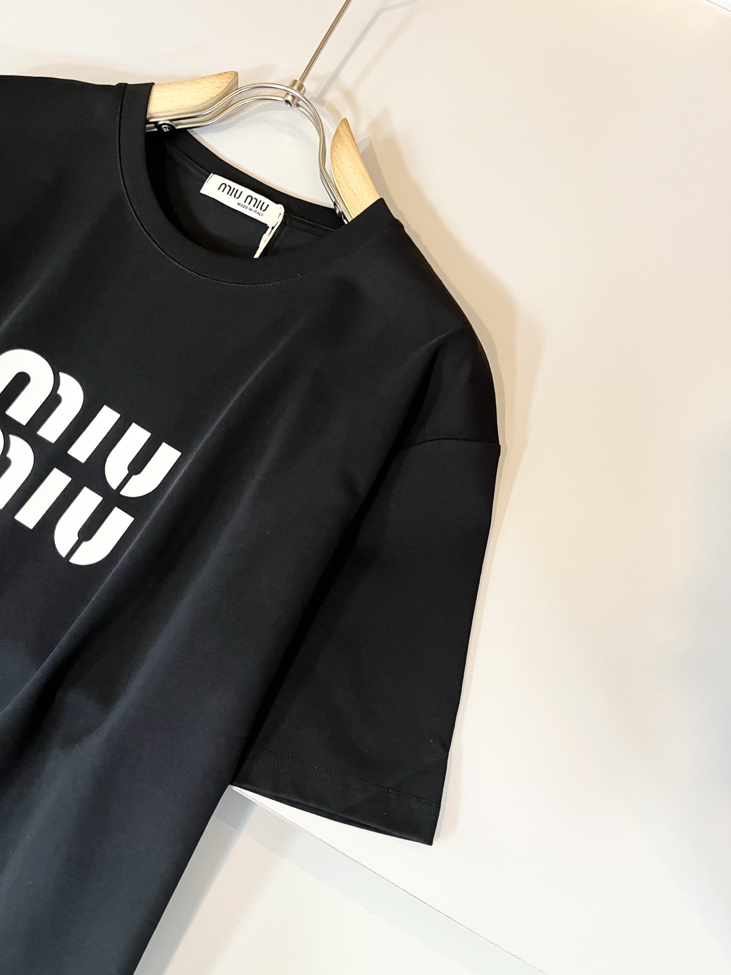   MIUMIU 谬谬2025春夏新款男女同款👫短袖T恤，品牌最新设计元素！既不单调也不复杂,恰到好处的