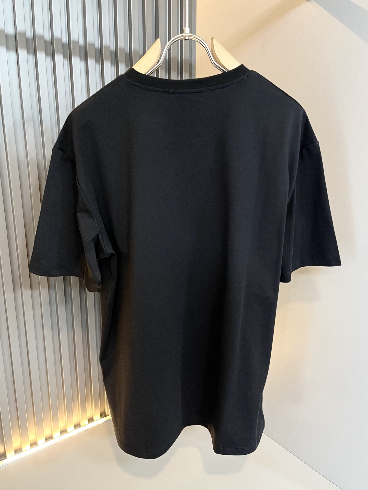   MIUMIU 谬谬2025春夏新款男女同款👫短袖T恤，品牌最新设计元素！既不单调也不复杂,恰到好处的