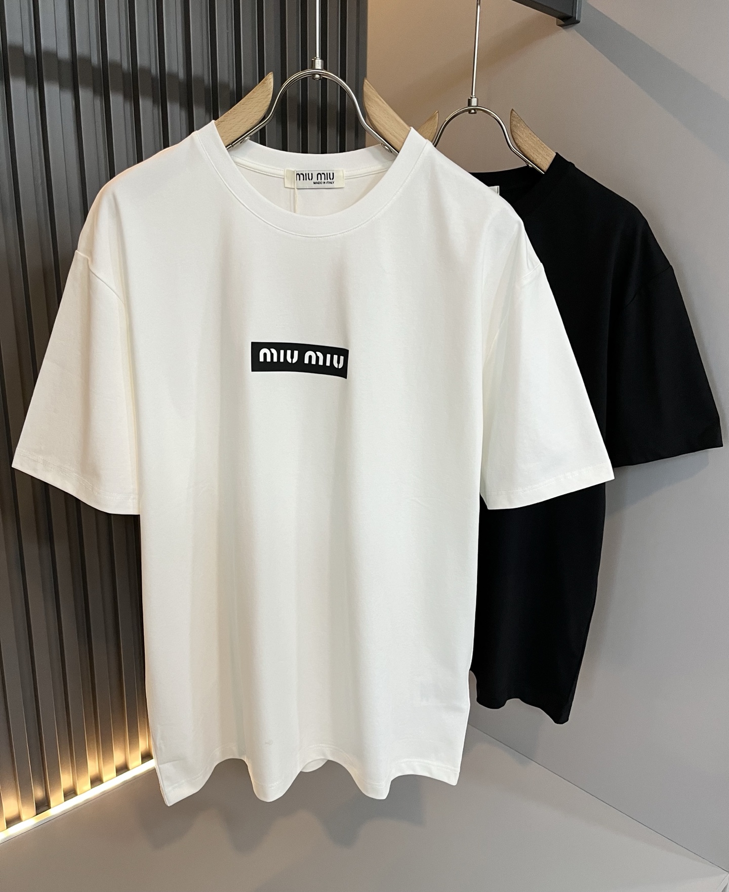 NO:512691,MIUMIU Miserable 2025 Spring and Summer New Men and Women's Same Short-sleeved T-shirt, the latest brand design elements!  Neither monotonous nor complicated, it shows taste just right!  Customer-supplied top-level glue press logo design!  Comfortable, sweat-absorbing and breathable, the unique high-end fabric presents a simple and elegant temperament!  Logo print design on the chest!  Full three-dimensional! Standard cutting design!  Every detail is a synchronized with high-end fashion. Size: M-3XL, miumiu, T-shirt, tees, t-shirt, alexander wang19860909MIUMIU 谬谬2025春夏新款男女同款短袖T恤,品牌最新设计元素！既不单调也不复杂,恰到好处的展现品味！客供顶级压胶logo设计！舒适吸汗透气根本不在话下,面料独具的高奢感呈现简约优雅气质！胸前logo印花设计！饱满立体!标准裁剪设计！每一处细节都是与高端时尚同步的体现.尺码:M-3XL,,miumiu,T-shirt,tees，t-shirt,alexander wang,Men's clothing