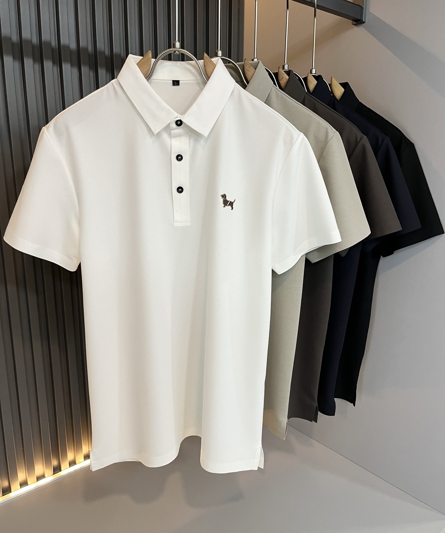 NO:510778,ThomBrow*e Tom*Long ~ New products for spring and summer 2025!  It is available on the official website at the same time. It is a casual classic lapel short-sleeved Polo shirt with unique design charm, very high-end, simple and not simple, and a new model of ready-to-wear!  The fabric is selected with unique elastic spandex fabric, which feels smooth and soft, has texture, and has a strong sense of verticality. The upper body is smooth and not tight, and the feeling of stuffiness caused by direct ultraviolet rays. The chest design logo pattern logo pressing design!  The style is harmonious and unified, with the ultimate craftsmanship level. The side is very unique and tailored, very flavorful, delicate and comfortable to wear, showing sports vitality and exquisite details. The classic and perfect layout design shows fashion vitality in daily leisure life. Improve men's charm and style and achieve high-end models. Size M-4XL, T-shirt, alexander wang19860909ThomBrow*e汤姆*朗 ~2025春夏新品！官网同步有售,休闲经典翻领短袖Polo衫,独特设计魅力,非常高端,简约不简单,成衣新典范！面料精选独特弹力氨纶面料,手感光滑柔软,有质感,有很强的垂直感,上身爽滑不紧绷,紫外线直射造成的闷热感,胸前设计标识图案logo压胶设计！风格和谐统一,极致工艺水平.侧面非常独特裁剪设计风格,非常有味道,精致细腻,好穿舒适,展现运动活力,细节考究.经典完美版型设计,日常休闲生活中展现时尚活力.提升男士魅力格调,成就高端典范.尺码M-4XL,,T-shirt,alexander wang,Men's clothing