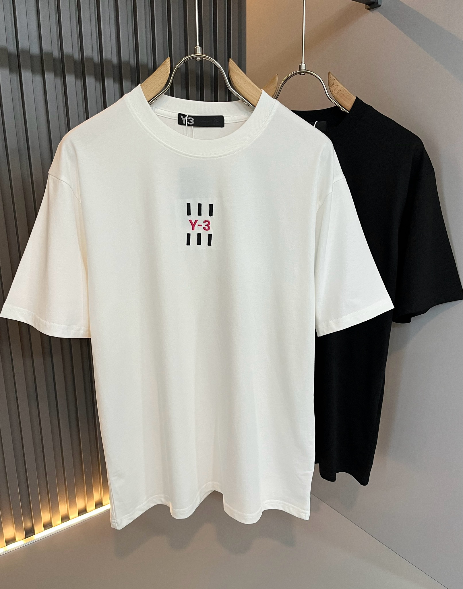 NO:518246,Y-3 Yamamoto *Yoji 2025 spring and summer new short-sleeved T-shirt for men and women, one fabric has a very comfortable upper body. You must have it, and the counter is synchronized. The Y-3 letter logo embroidery design for front and back of the body!  Trading company channel, fashionable and stylish upper body, full of energy!  Customized original 260g pure cotton fabric!  The feel is delicate and silky, and the texture gives you the ultimate wearing experience, without any weight bearing, and it also has strong breathable and quick drying. It is really an excellent choice in the hot summer!  The luxurious and attractive color scheme is full of the atmosphere of a big brand, the visual effect is unparalleled, the color fastness is impeccable, and the unique words are more pleasing to the eye-catching fashion charm!  The precise three-dimensional style is cut, and the upper body is super fashionable and stylish, creating a different street sports style!  Size S-2XL, T-shirt,tees,t-shirt,alexander wang19860909Y- 3山本*耀司 2025春夏新品男女同款短袖T恤 ,一面料上身舒适感非常好.炸街必须要拥有它,专柜同步.衣身前后Y-3字母logo刺绣设计！贸易公司渠道,上身时尚有型,精气神十足！定制原版260克纯棉面料！手感细腻丝滑,质感给你带来极致的穿着体验,毫无负重感,同时也极具强大的透气速干性,真是炎炎夏日里的绝佳之选！奢华耐看的配色充满了大牌气息,视觉效果无与伦比,色牢度更是无懈可击,独特的字样更养眼的时尚魅力值！精准立体的版型裁剪,上身超级时髦有型,打造出不一样的街头运动范儿！尺码S-2XL,,T-shirt,tees，t-shirt,alexander wang,Men's clothing