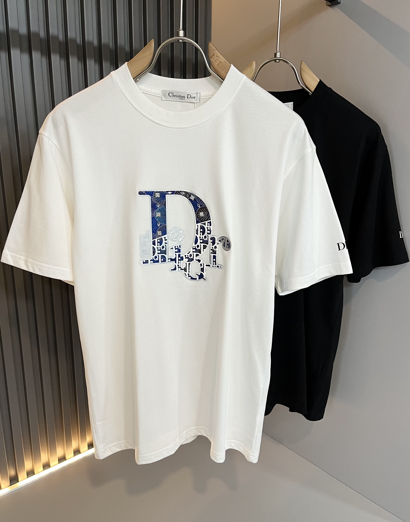 NO:510767,Dio*Dijia 2025 spring and summer new short-sleeved T-shirt for men and women, and the counter is available at the same time!  Customized exclusive 260g pure cotton fabric, customized original craft threads, chest logo pattern glue pressing technology design!  Simple and generous, calm and versatile, extremely high-end, perfectly integrated with fashion and style, a top fashionable style that perfectly suits the outside wear!  The overall feeling is natural!  The ultimate classic versatile short-sleeved T-shirt adopts the latest three-dimensional letter logo embossed elements design!  The ultimate perfection of heavy industry!  Fans who pursue high quality are please buy them by themselves, and all fans who know the goods are invited to appreciate this model together!  !  Size S-2XL, dior,dior,t-shirt,tees,t-shirt,alexander wang19860909Dio*迪家 2025春夏新款男女同款短袖T恤,专柜同步发售！定制专属260克纯棉面料,定制原版工艺螺纹,胸前logo图案压胶工艺设计！简约大方,从容百搭,档次极高,完美融入时尚还有风情感一款完美符合外穿的顶尖时髦气质款！整体给人浑然天成的感觉！极致经典的百搭型短袖T恤,采用最新的立体字母logo压胶元素设计！极致的重工极致的完美！追求高品质的粉丝们请自行抢购,诚邀所有识货的粉丝一同鉴赏此款！！尺码S-2XL,,dior,dior,T-shirt,tees，t-shirt,alexander wang,Men's clothing