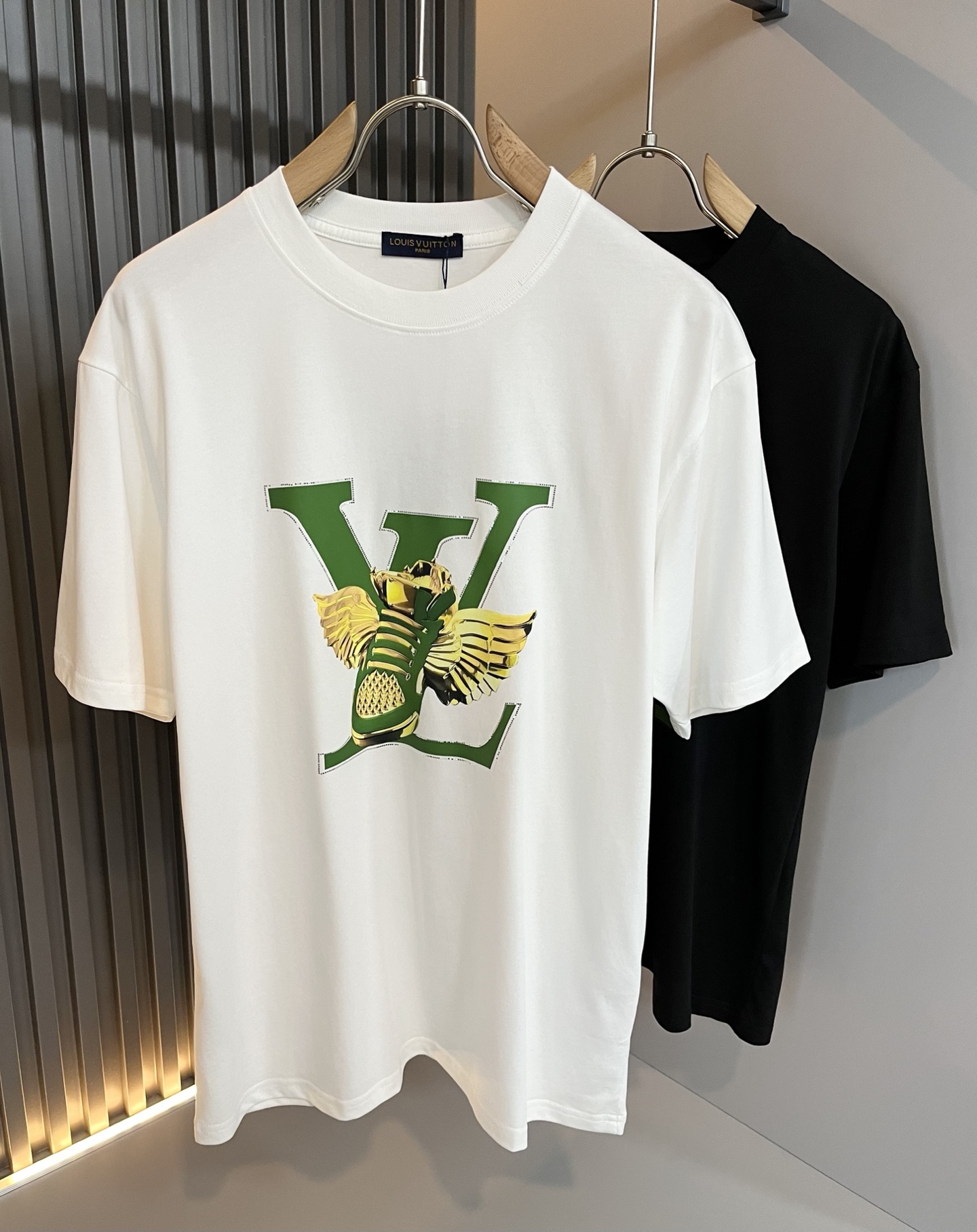 NO:510780,LouisVuitt*Louis*Deng The new series of products in 2025 spring and summer are launched, a very fashionable and avant-garde short-sleeved T-shirt for men and women, with logo pattern glue-touching!  Different from the past, it declares the design concept of brand inheritance!  Its eye-catchingness is no less than any classic style, perfectly presenting the fashionable, high-end and luxurious feeling in front of the world!  Made of imported 260 grams of cotton, selected high-quality pure cotton fabrics, soft and soft to the touch, the real thing is definitely beyond your imagination, close to the body and breathable, even if you sweat profusely, you will not feel greasy or stuffy, and will bring sweating and moisture absorption to the extreme!  Size S-2XL, louis vuitton,louis vuitton,t-shirt,tees,t-shirt,alexander wang19860909LouisVuitt*路易*登 2025春夏全新系列单品上线,非常时髦前卫的一款男女同款短袖T恤,标识logo图案压胶修饰！区别于以往的不同,宣示品牌传承的设计理念！其吸睛度完全不亚于任何经典款式,将时髦高级感与奢华感完美呈现在世人眼前！客供进口260克全棉材质制成,精选优质纯棉面料,触感软糯亲肤细腻,实物到手绝对超乎你的想象,贴身无比舒适透气,即便是汗流浃背也不会有腻身及闷热感可言,将排汗吸湿性发挥到了极致！尺码S-2XL,,louis vuitton,louis vuitton,T-shirt,tees，t-shirt,alexander wang,Men's clothing