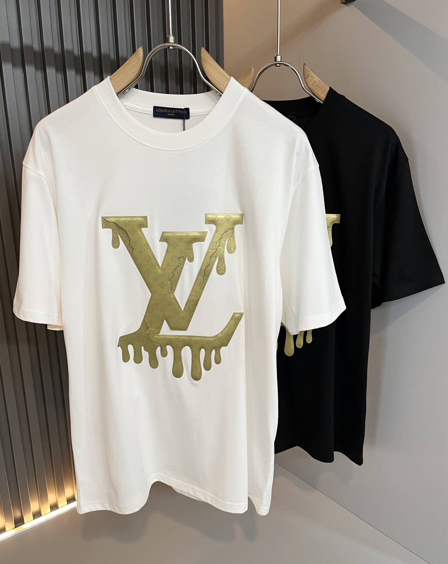 NO:515157,LouisVuitt*Louis*Deng The new series of products in 2025 spring and summer are launched, a very fashionable and avant-garde short-sleeved T-shirt for men and women, with logo pattern glue-touching!  Different from the past, it declares the design concept of brand inheritance!  Its eye-catchingness is no less than any classic style, perfectly presenting the fashionable, high-end and luxurious feeling in front of the world!  Made of imported 260 grams of cotton, selected high-quality pure cotton fabrics, soft and soft to the touch, the real thing is definitely beyond your imagination, close to the body and breathable, even if you sweat profusely, you will not feel greasy or stuffy, and will bring sweating and moisture absorption to the extreme!  Size S-2XL, louis vuitton,louis vuitton,t-shirt,tees,t-shirt,alexander wang19860909LouisVuitt*路易*登 2025春夏全新系列单品上线,非常时髦前卫的一款男女同款短袖T恤,标识logo图案压胶修饰！区别于以往的不同,宣示品牌传承的设计理念！其吸睛度完全不亚于任何经典款式,将时髦高级感与奢华感完美呈现在世人眼前！客供进口260克全棉材质制成,精选优质纯棉面料,触感软糯亲肤细腻,实物到手绝对超乎你的想象,贴身无比舒适透气,即便是汗流浃背也不会有腻身及闷热感可言,将排汗吸湿性发挥到了极致！尺码S-2XL,,louis vuitton,louis vuitton,T-shirt,tees，t-shirt,alexander wang,Men's clothing