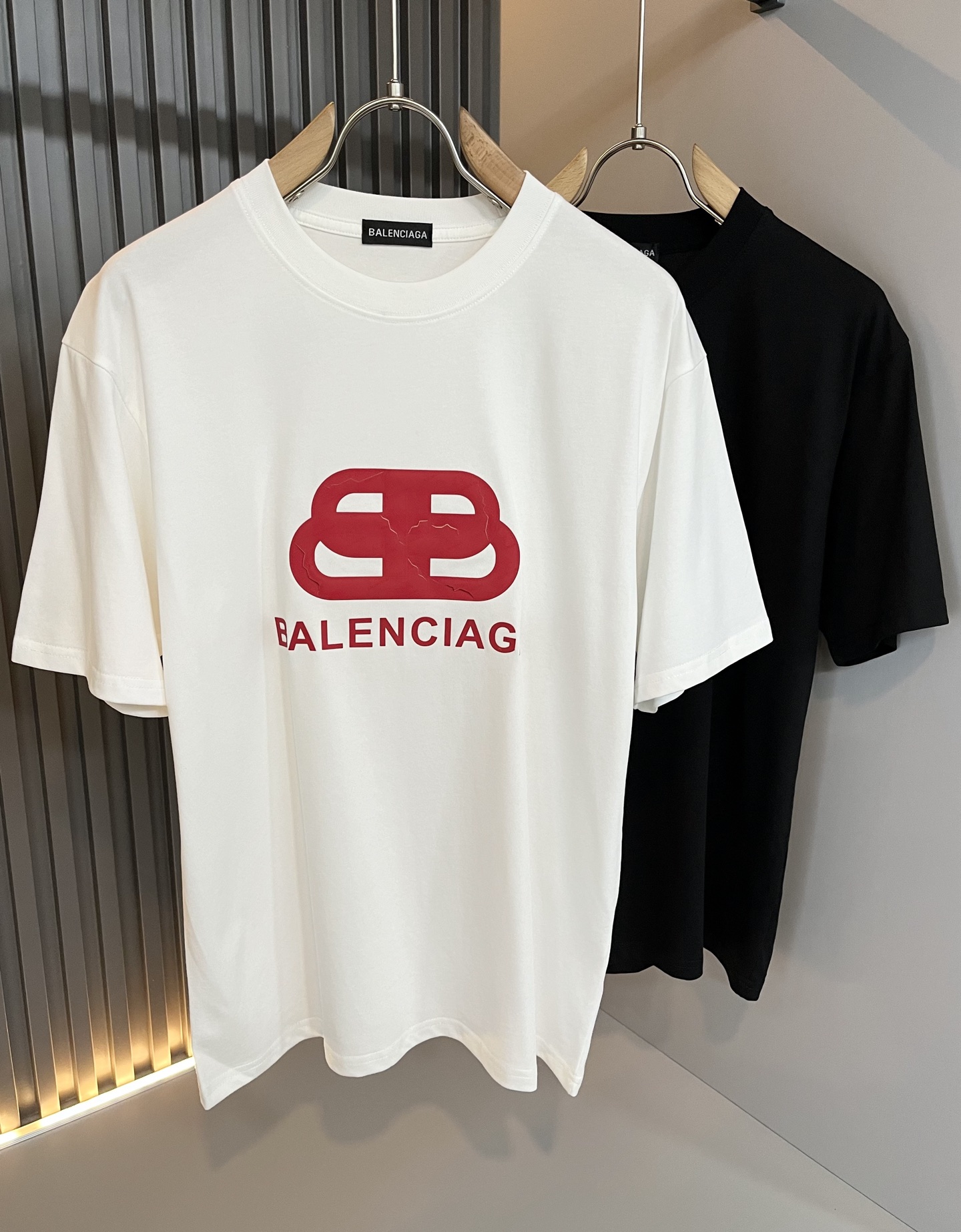 NO:515138,BALENCIA* Paris* Home 2025 Spring and Summer New Men and Women Couples Casual Loose Cotton Round Neck Short Sleeve T-shirt!  Trading companies have sparse channels and are released on the official website at the same time!  The latest series of spring and summer 2025, classic fashion design elements, injecting full vitality into the new series. This T-shirt is carefully selected for customers to use imported cotton fabrics. The fabric feels skin-friendly and soft and delicate, and the body logo is glued!  It has an extremely comfortable and breathable wearing experience. The whole item is very eye-catching and fashionable, and is deeply loved by young people today!  The loose round neck cut is a neutral style regardless of age and gender, suitable for matching all the styles and looks you need in your daily life!  It is recommended to wear couple outfits to go out on the street to make it more pleasing to the eye!  Size S-2XL, balenciaga, T-shirt,tees, t-shirt,alexander wang19860909BALENCIA*巴黎*家 2025春夏新款男女同情侣款休闲宽松棉质圆领短袖T恤衫！贸易公司渠道稀出,同步官网发售 ！ 2025春夏最新系列,经典时尚设计元素,为全新系列注入满满活力,这款T恤衫用心甄选客供进口棉面料制成,面料手感亲肤柔软细腻,衣身logo压胶设计！拥有着无比舒适透气性的穿着体验,整件单品极具吸睛度与时尚感,深受当下年轻人的喜爱！基础宽松的圆领版型裁剪,不分年龄与性别的中性款式,适合搭配你日常所需的所有风格与造型！建议搭配情侣装出街会更为养眼出色！尺码S-2XL,,balenciaga,T-shirt,tees，t-shirt,alexander wang,Men's clothing