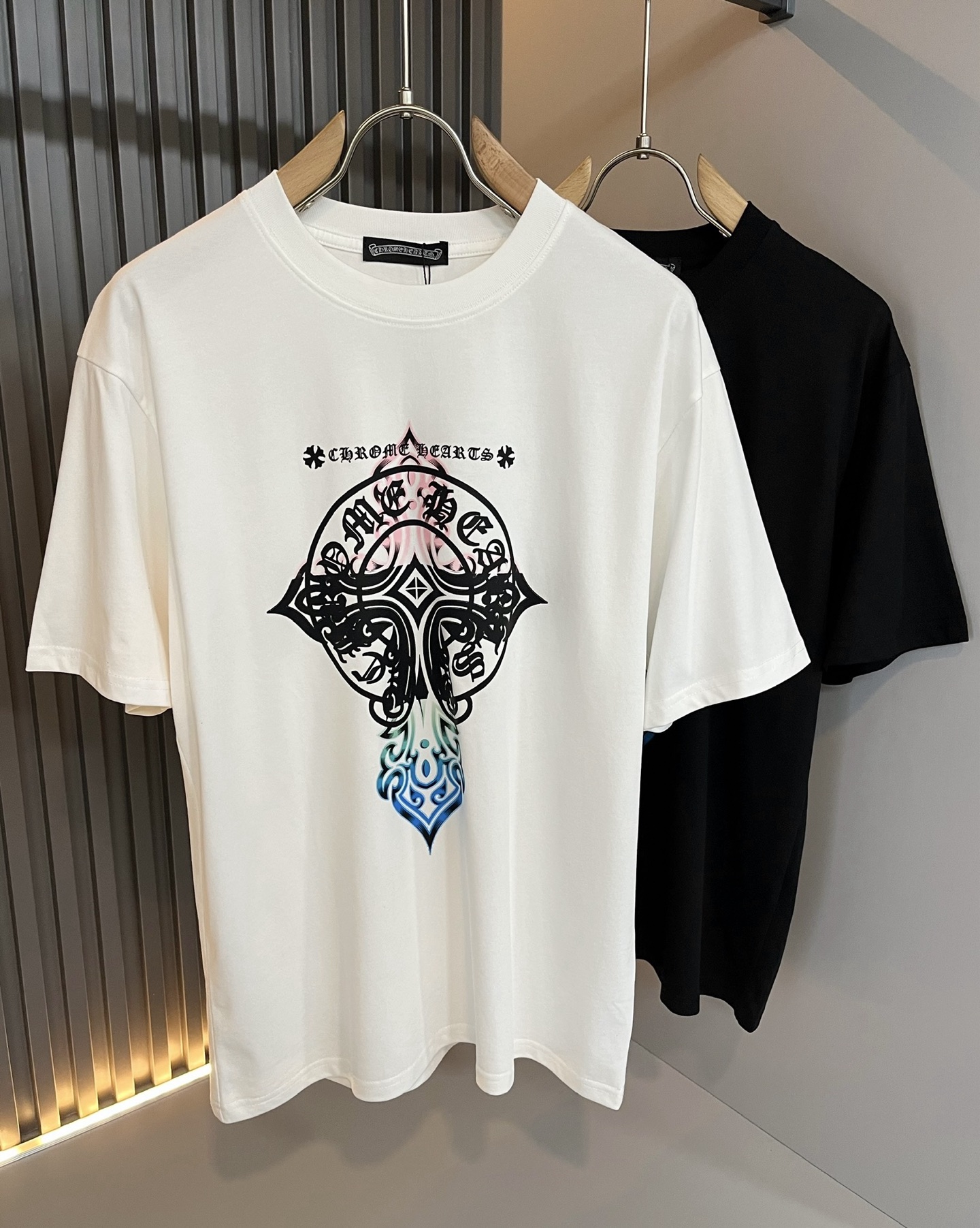 NO:510761,Chrome Hear*s 2025 spring and summer new product for men and women the same style as gram* heart short-sleeved T-shirt, recommended for cracked walls!  The fashionable and arrogant Chrome Hear*s is favored by the whole world. The 2025SS hits the stimulus, the classic short-sleeved T-shirt, and the logo print design on the chest!  Full of fashionable luxury style, exuding a charming sense of art!  Large and lazy, high-end exclusive wash water pure cotton material for customer supply!  Super comfortable upper body!  Large oversized shoulder-falling!  Men and women are the same style!  Size S-2XL, chrome hearts, T-shirt,tees, t-shirt,alexander wang19860909Chrome Hear*s 克*心 2025春夏新品男女同款克*心短袖T恤,墙裂推荐！时尚傲娇的Chrome Hear*s,被全世界宠幸着.2025SS引爆款,经典克*心元素断绝短袖T,胸前logo印花设计！充满了时尚的奢华风,散发着迷人的艺术感！宽大慵懒,客供高端专属洗水纯棉材质！上身超级舒适！大廓形大落肩！男女同款入！尺码S-2XL,,chrome hearts,T-shirt,tees，t-shirt,alexander wang,Men's clothing