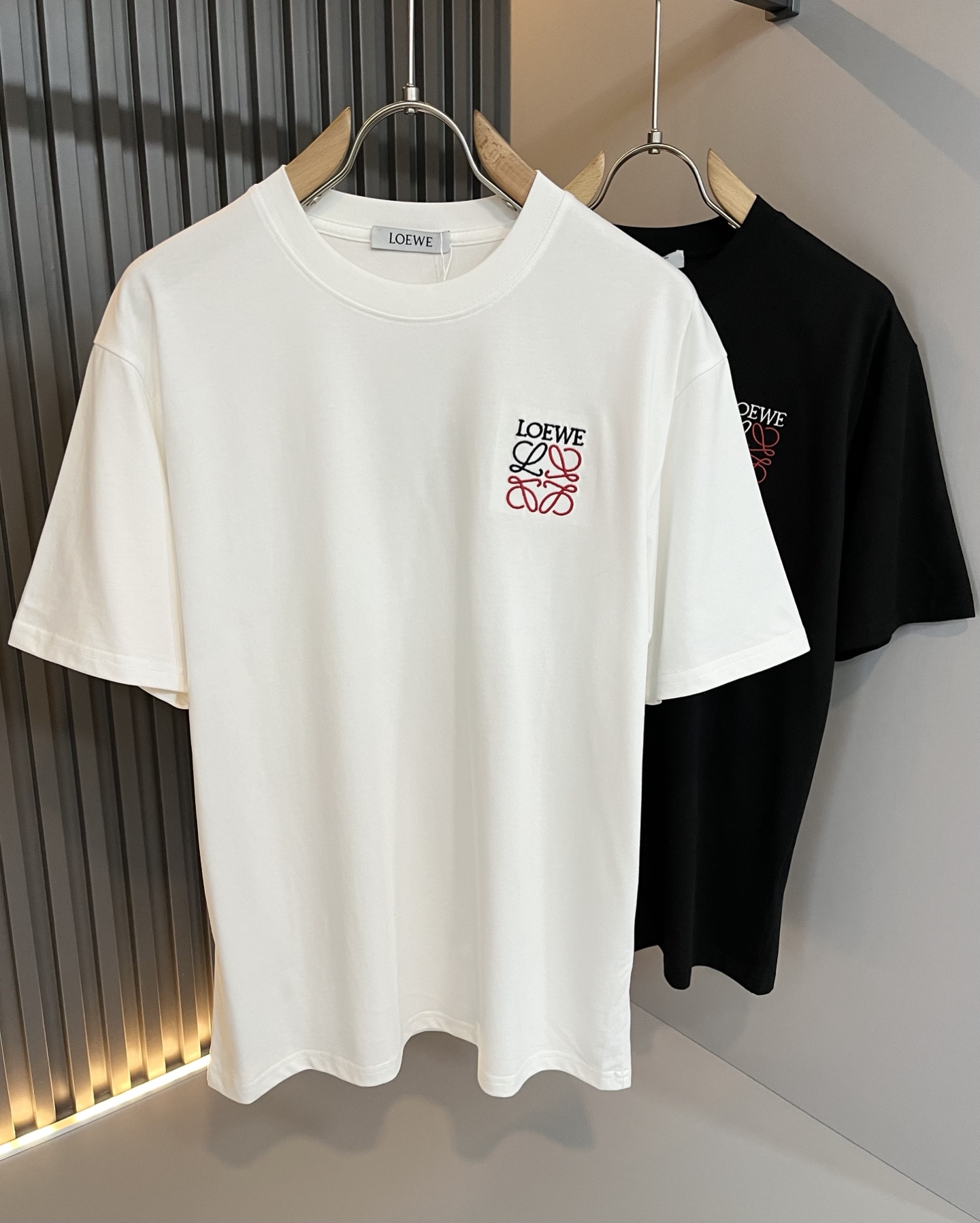 NO:518255,LOE*WE Luo*We 2025 spring and summer new short-sleeved T-shirt for men and women, original Italian order channel, very personalized and high-end style, logo logo pattern embroidery craft design!  Couple pure cotton short-sleeved T-shirt!  !  The latest fashion trends and popular products are here, and it is another simple and high-end fashion item. It is a fashion product with very high-end outfit charm. It is a must-have item for fashion trends!  Original Italian manufacturer channels, special-level orders, and released at the same time as Hong Kong, Macao and Taiwan buyers. This model is also the latest popular product of Luo Yiweijia this year and the most classic product. Its specifications and grades are beyond doubt!  !  The choice is very diverse, and it can be said that this model naturally has a fresh and natural feeling, showing the brand charm and high-end feeling. The texture of this model is very good, and the heavy weight and brilliant skin-friendliness that can be seen with hands are even better, and it is a complete enjoyment of wearing!  !  Size: S-2XL, loewe, loewe, T-shirt,tees, t-shirt,alexander wang19860909LOE*WE罗*威 2025春夏新款男女同款短袖T恤,意大利原厂订单渠道,极具个性高级风,标志logo图案刺绣工艺设计！情侣款纯棉短袖T恤！！最新时尚潮流人气产物驾到,又是一款简约高级的时尚单品,穿搭魅力十分高级不俗的时尚产物 ,时尚潮流必备单品！意大利原厂渠道,特供级别订单,同步港澳台买手店发布,此款也是罗意威家今年的最新人气产物,也是最经典的产物,其规格跟档次更是毋庸置疑！！ 选择极具多样化,言而喻此款自然具备那种清新自然的感觉,彰显品牌魅力与高级感,此款的质感十分的到位,用手可以感知的重磅跟出彩亲肤程度更是上佳,十足的穿着享受！！尺码: S-2XL,,loewe,loewe,T-shirt,tees，t-shirt,alexander wang,Men's clothing