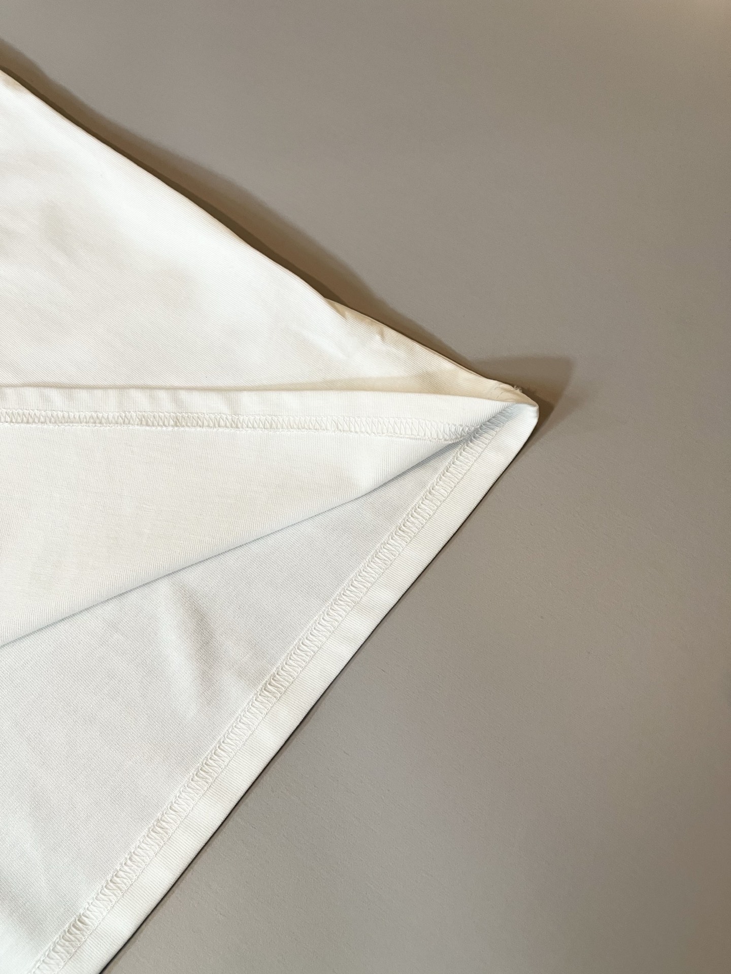 LouisVuitt*路易*登 2025春夏全新系列单品上线，非常时髦前卫的一款男女同款短袖T恤，标识l