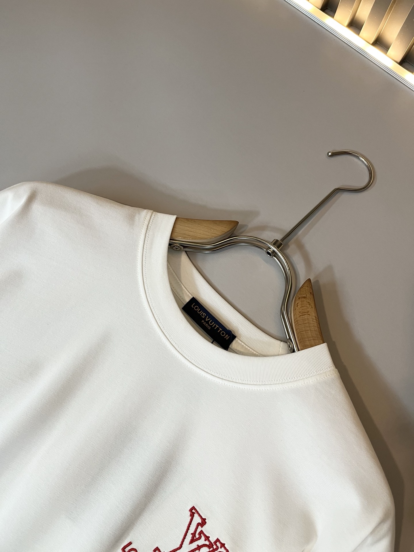 LouisVuitt*路易*登 2025春夏全新系列单品上线，非常时髦前卫的一款男女同款短袖T恤，标识l