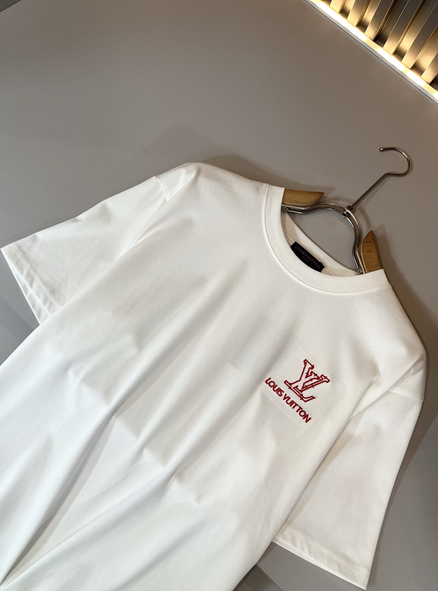 LouisVuitt*路易*登 2025春夏全新系列单品上线，非常时髦前卫的一款男女同款短袖T恤，标识l