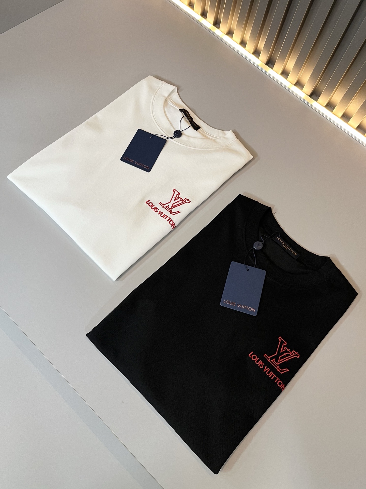 LouisVuitt*路易*登 2025春夏全新系列单品上线，非常时髦前卫的一款男女同款短袖T恤，标识l