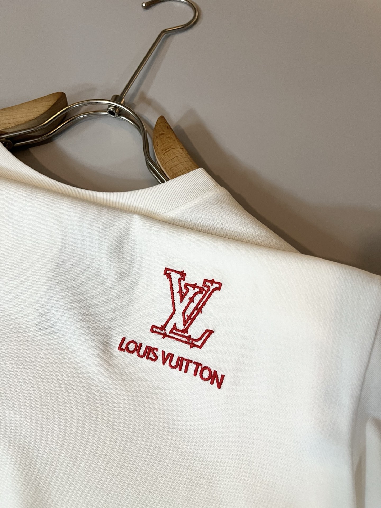 LouisVuitt*路易*登 2025春夏全新系列单品上线，非常时髦前卫的一款男女同款短袖T恤，标识l