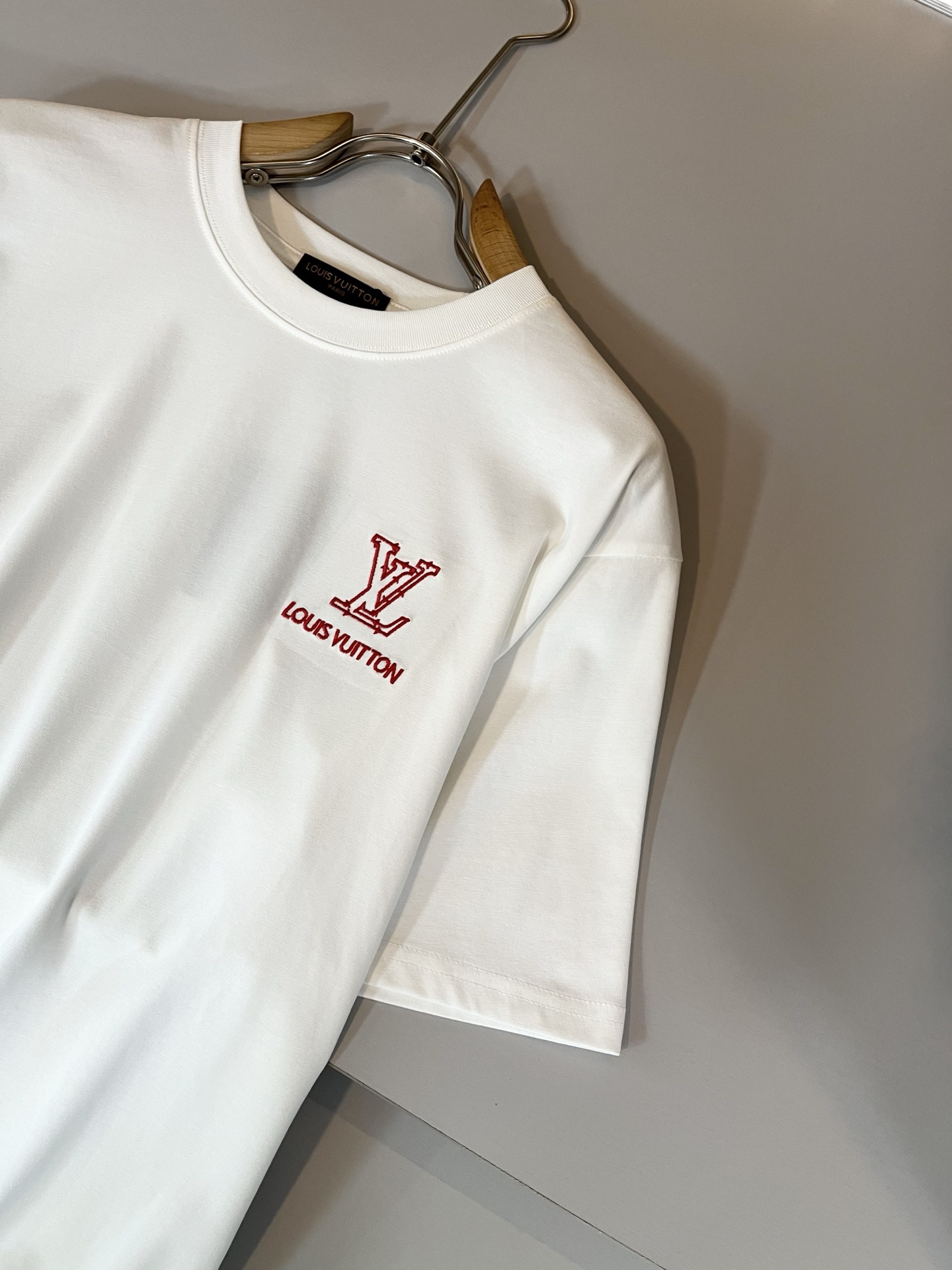 LouisVuitt*路易*登 2025春夏全新系列单品上线，非常时髦前卫的一款男女同款短袖T恤，标识l