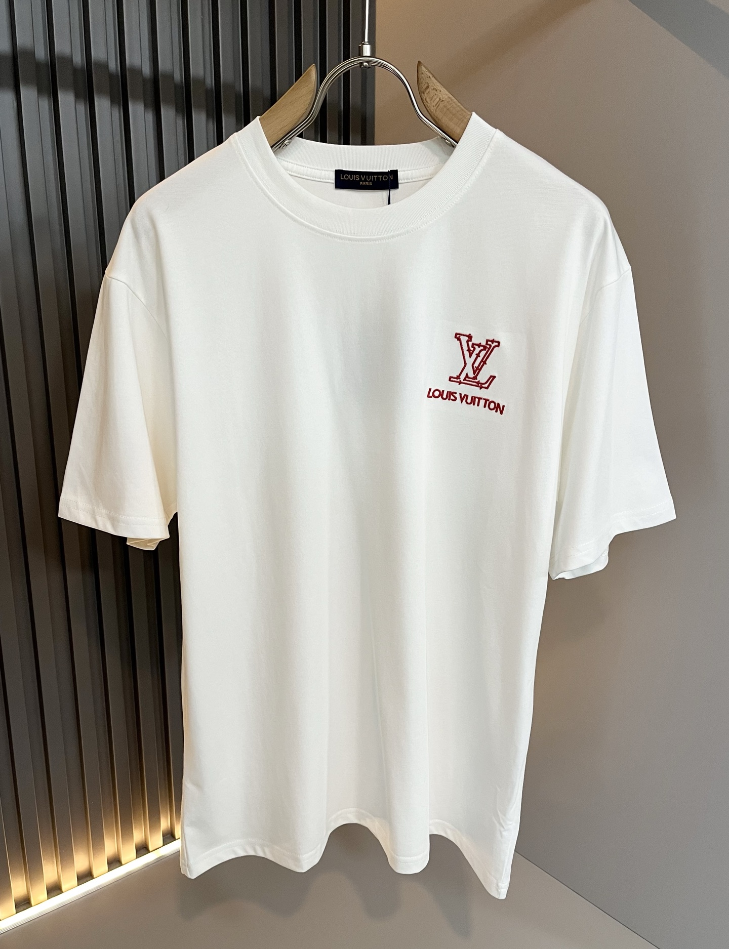 LouisVuitt*路易*登 2025春夏全新系列单品上线，非常时髦前卫的一款男女同款短袖T恤，标识l