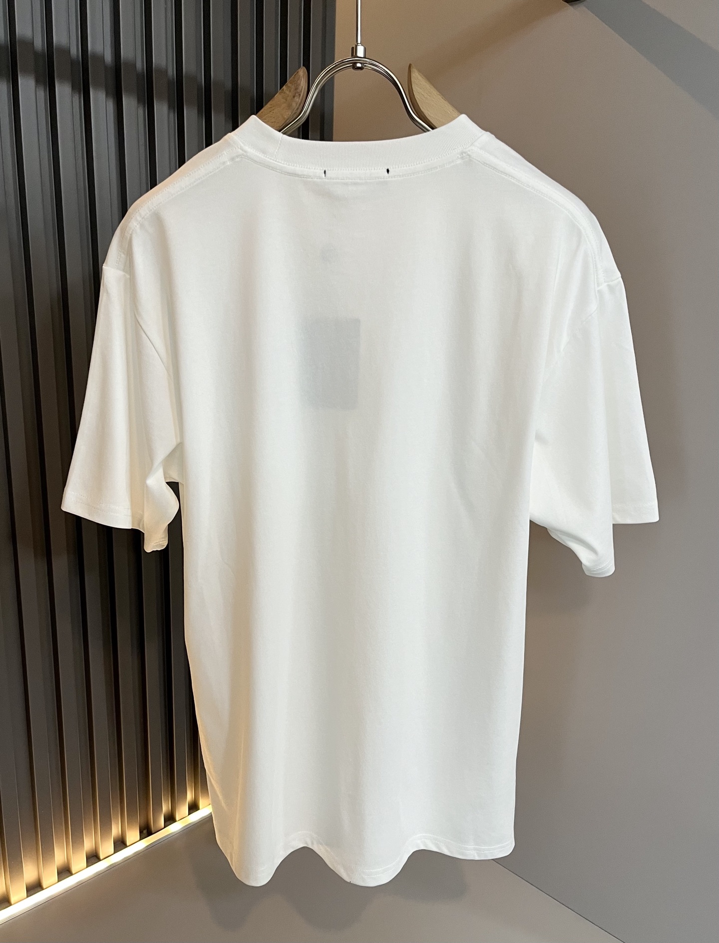 LouisVuitt*路易*登 2025春夏全新系列单品上线，非常时髦前卫的一款男女同款短袖T恤，标识l