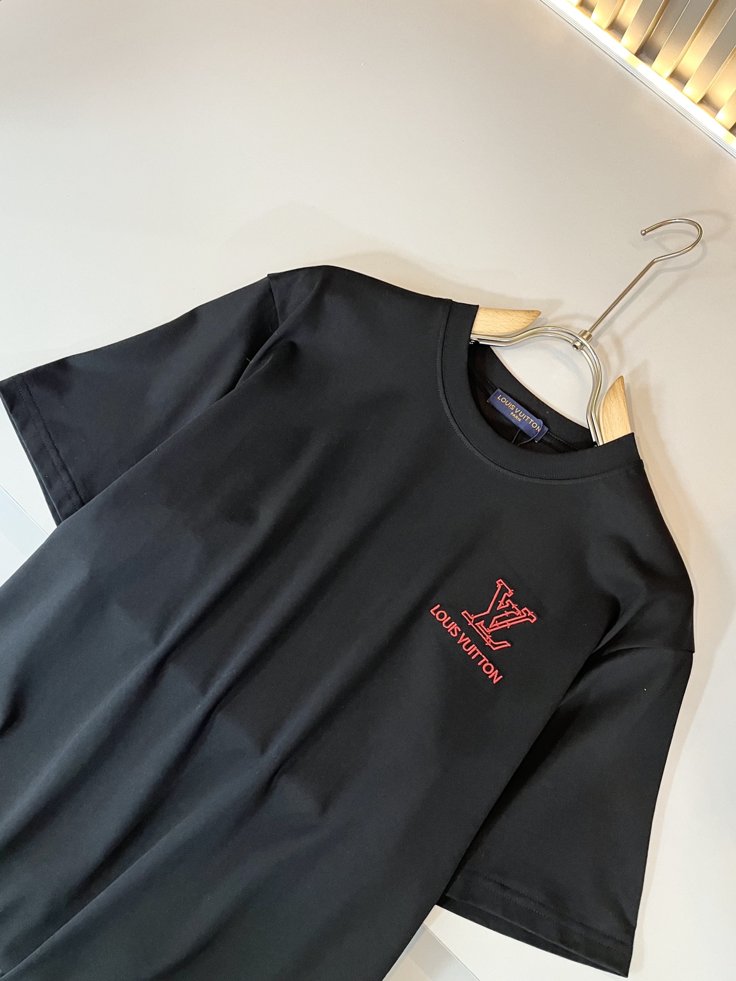 LouisVuitt*路易*登 2025春夏全新系列单品上线，非常时髦前卫的一款男女同款短袖T恤，标识l