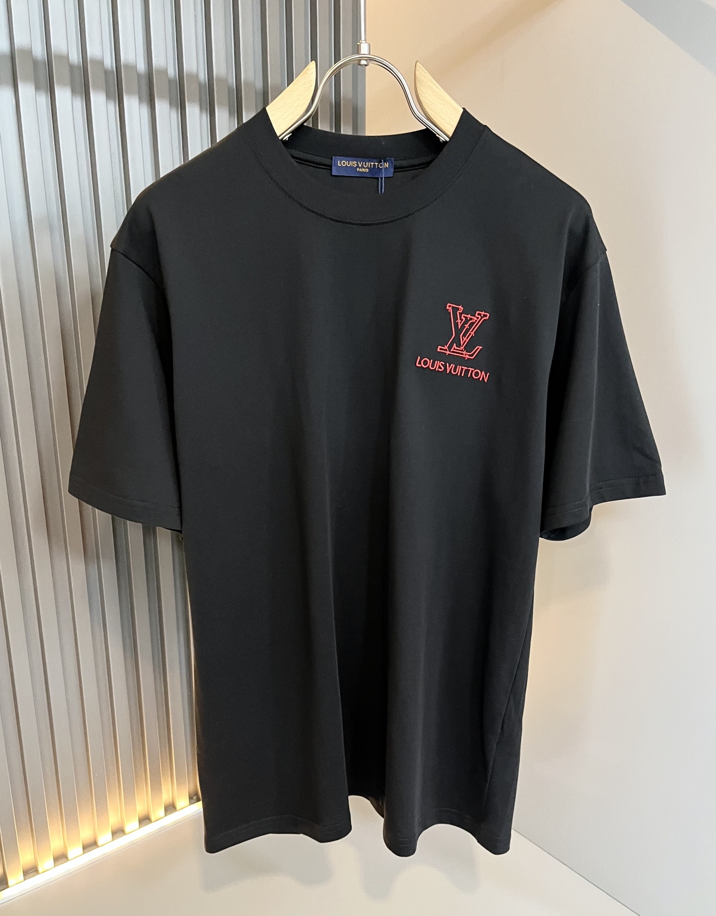 LouisVuitt*路易*登 2025春夏全新系列单品上线，非常时髦前卫的一款男女同款短袖T恤，标识l