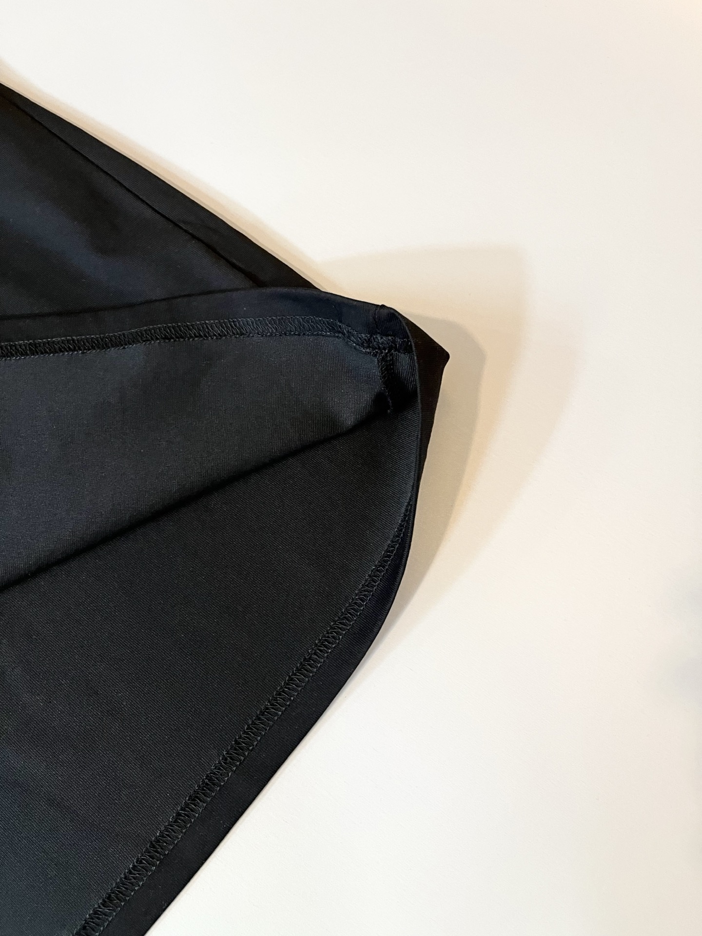 LouisVuitt*路易*登 2025春夏全新系列单品上线，非常时髦前卫的一款男女同款短袖T恤，标识l