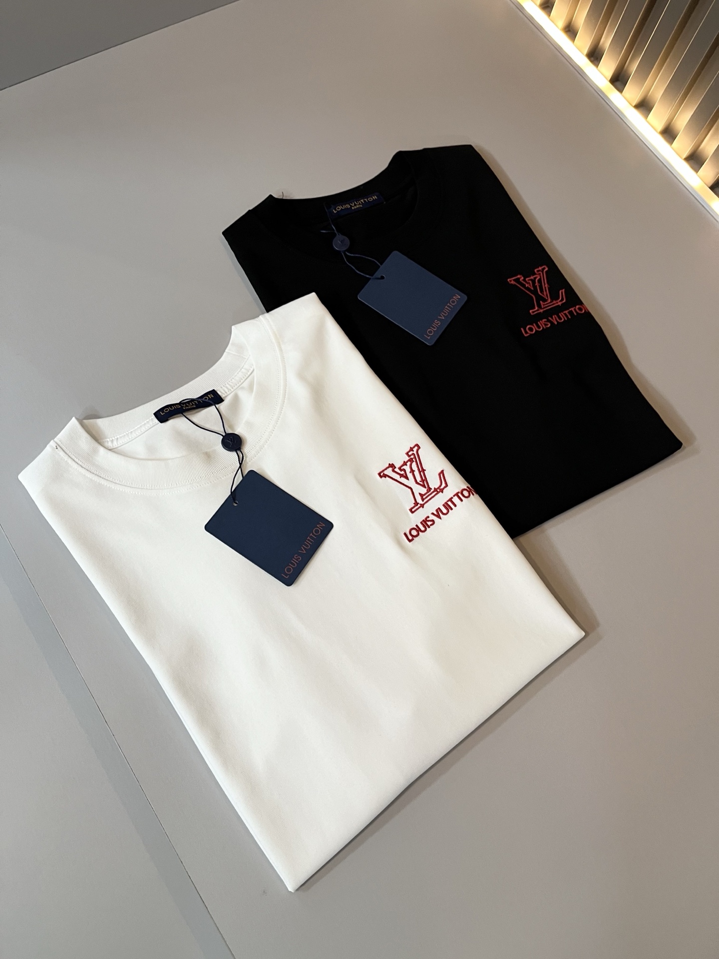 LouisVuitt*路易*登 2025春夏全新系列单品上线，非常时髦前卫的一款男女同款短袖T恤，标识l