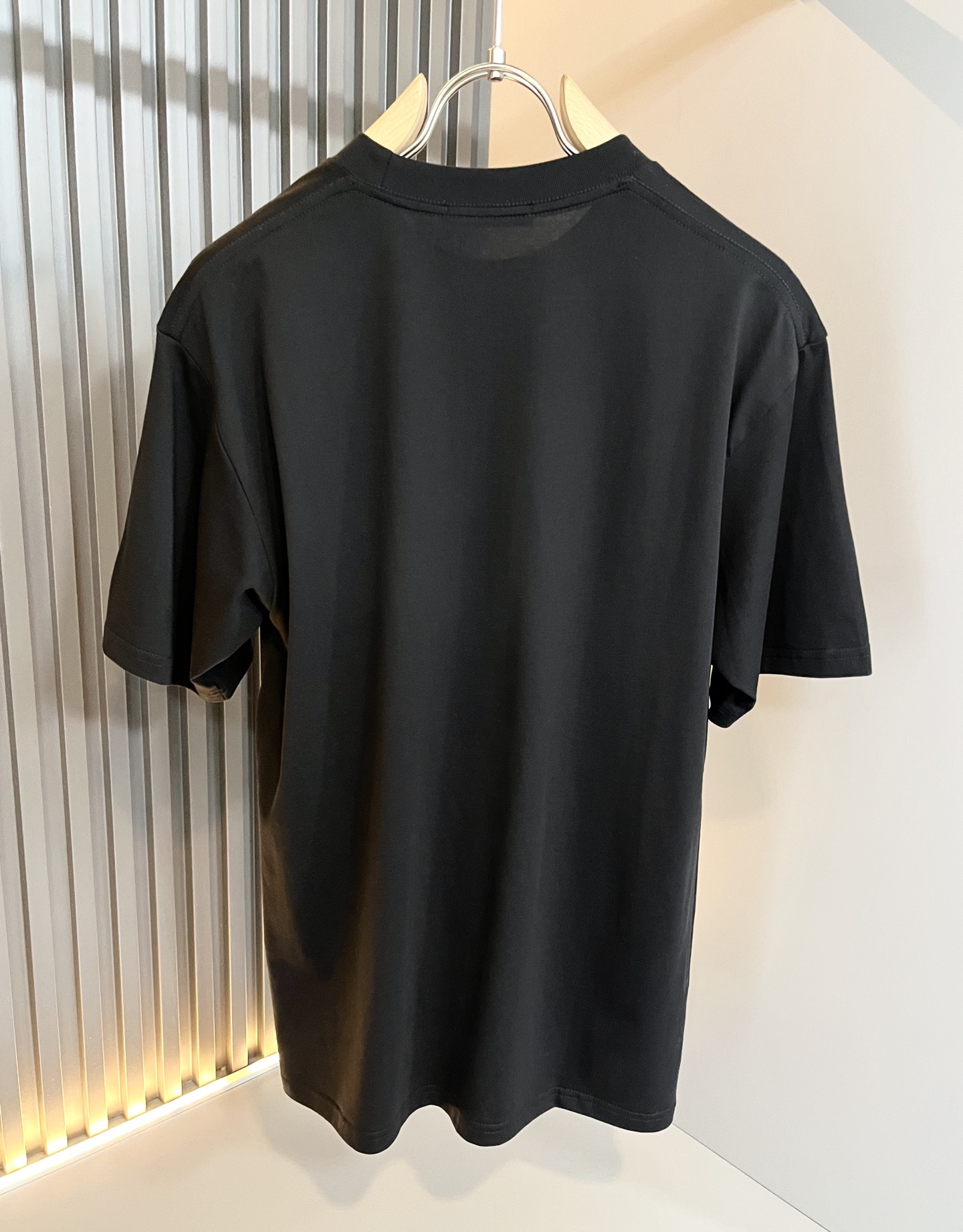 LouisVuitt*路易*登 2025春夏全新系列单品上线，非常时髦前卫的一款男女同款短袖T恤，标识l