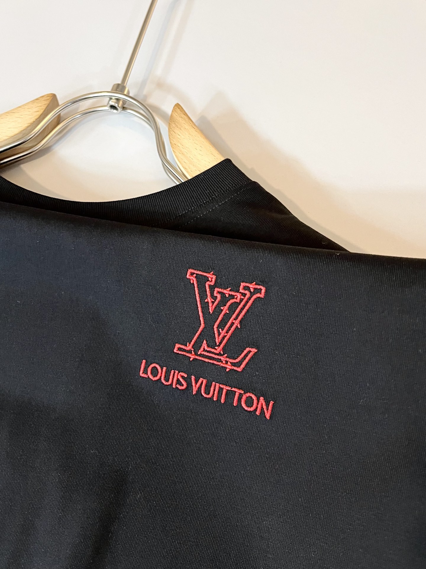 LouisVuitt*路易*登 2025春夏全新系列单品上线，非常时髦前卫的一款男女同款短袖T恤，标识l