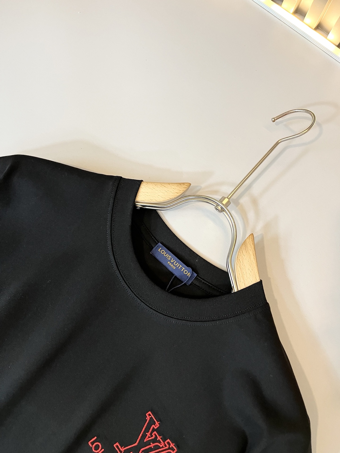 LouisVuitt*路易*登 2025春夏全新系列单品上线，非常时髦前卫的一款男女同款短袖T恤，标识l