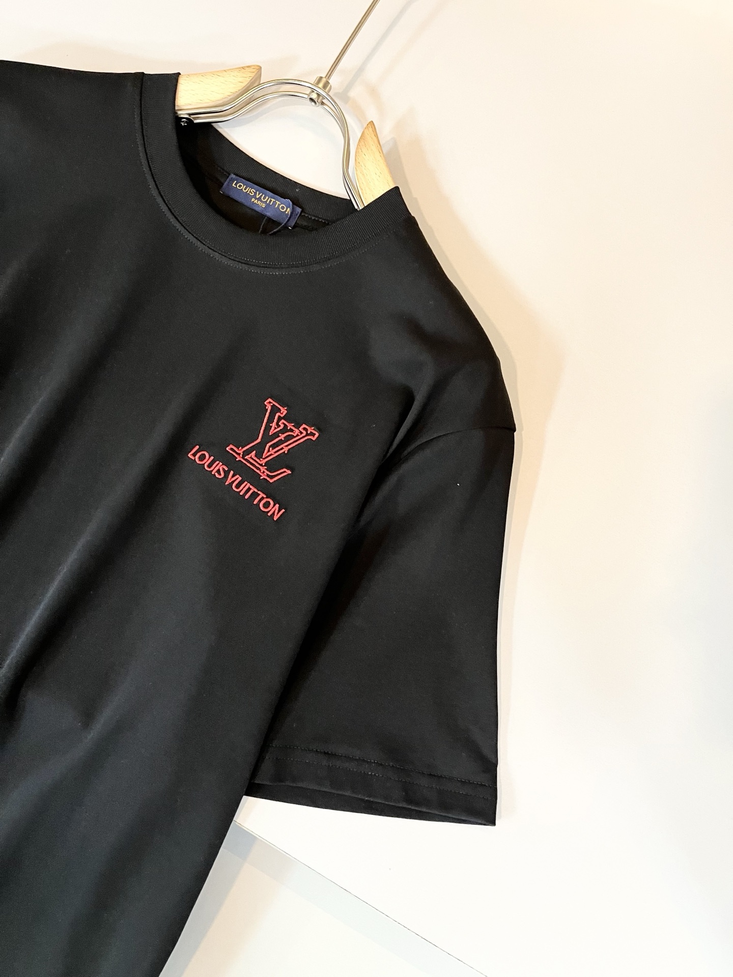 LouisVuitt*路易*登 2025春夏全新系列单品上线，非常时髦前卫的一款男女同款短袖T恤，标识l