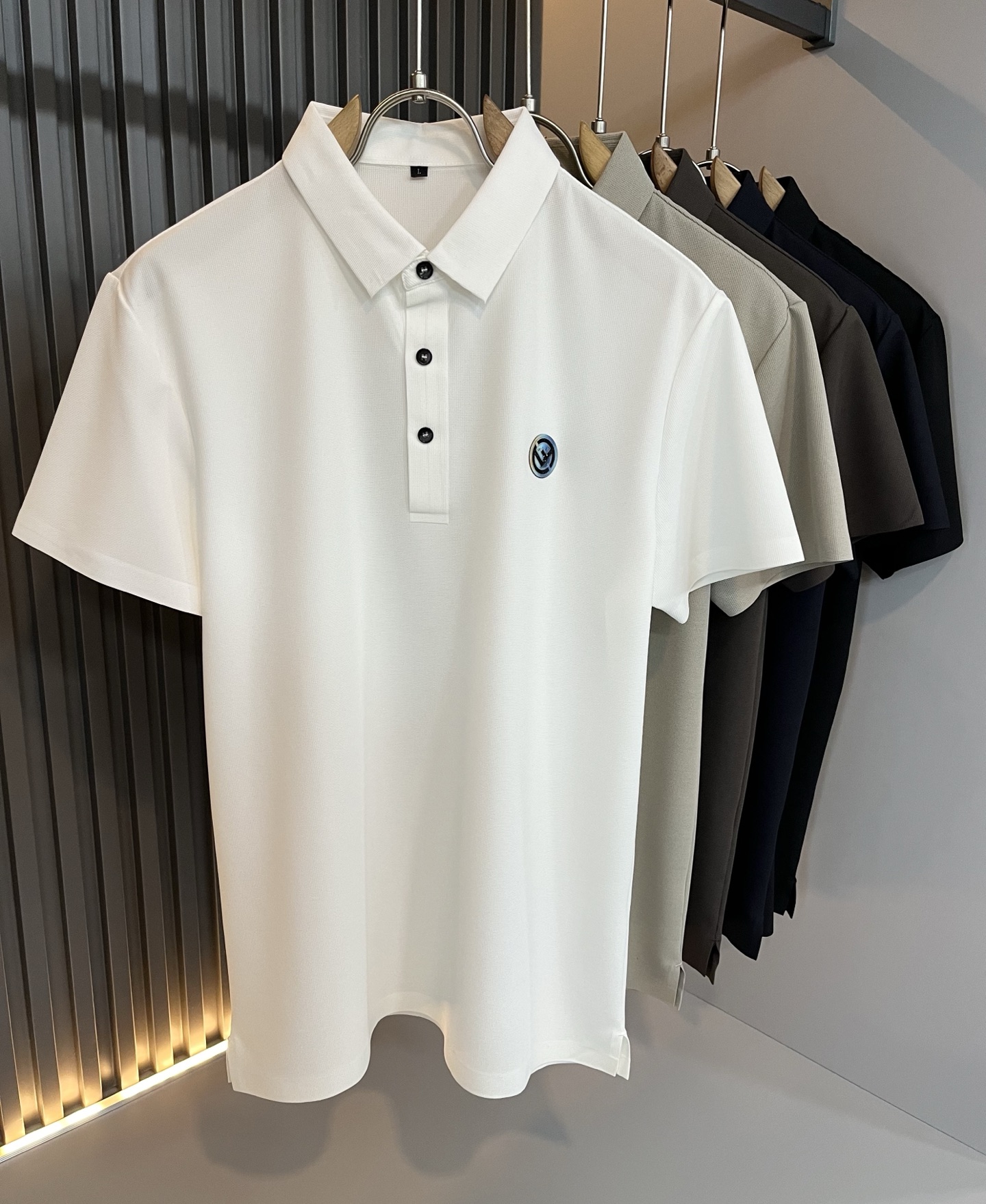 NO:510768,FEN Fen*Die 2025 spring and summer new short-sleeved Polo shirt!  The clean version is versatile and does not limit age, and the chest logo logo pattern glue pressing technology design!  Whether you are light-produced or like a trendy style, you must have a must-have item for boys' wardrobe, whether you wear a jacket or wear it alone in summer. The mesh bead flooring is more delicate, breathable and sweat-absorbing, the upper body is stylish and has a great feeling of fit. The clothes are upright and stylish, and the low-end slags will fall if you don't wash the collar. Size M-4XL, fendi, jackets & coats, jackets & coats, T-shirt, alexander wang19860909FEN 芬*迪2025春夏新款短袖Polo衫！净版百搭不限制年龄,胸前标志logo图案压胶工艺设计！无论你是轻熟还是喜欢潮风搭配妥妥的,男生衣橱必备单品款,无论内搭夹克外套,还是夏季单独穿都可以,网状珠地棉更细腻透气吸汗,上身有型并且贴服感受非常棒,衣服挺拔有型区别低端渣货,不会洗洗领子就塌了. 尺码M-4XL,,fendi,jackets & coats,jackets & coats,T-shirt,alexander wang,Men's clothing