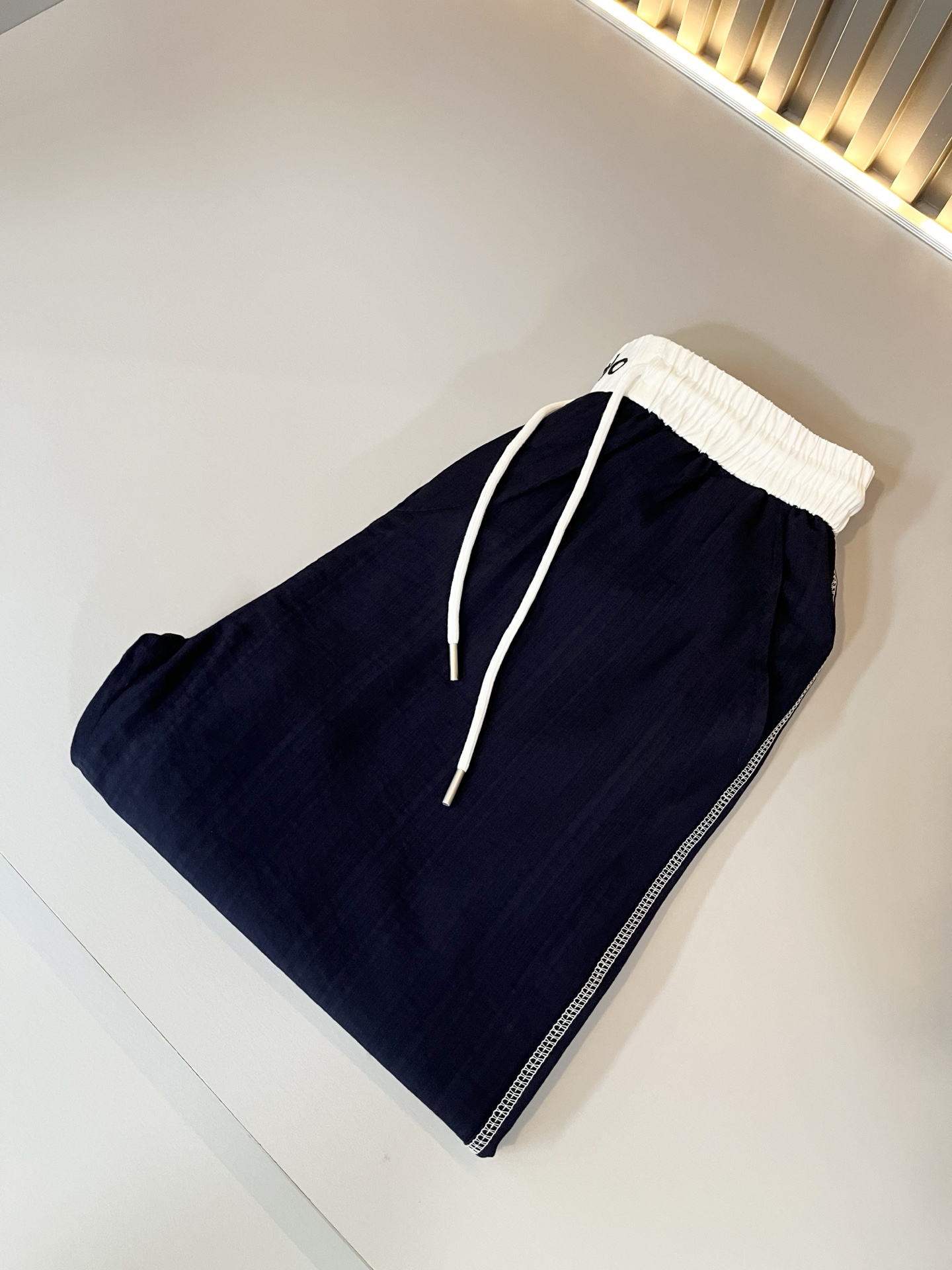 NO:511343,Alo 2025 spring and summer new men's casual pants, a high-end quality choice... A versatile pants that combine casual pants is also an indispensable matching tool in men's wardrobe. It is a classic style with practical wear!  The design style of the whole casual pants is simple and fashionable, which is very consistent with the low-luxury style setting, has excellent skin-friendly value, is easy to wear, and is full of detail!  Classic logo logo print pattern design!  This trousers are made of high-quality linen fabric. The fabric is comfortable, soft and delicate, and has a good vertical feeling. It looks very textured and has a high-end charm. The first-class and exquisite style cut, the line is delicate, smooth and neat, and the casual and casual pants look good no matter how you match it. If you like it, buy it now. Good products are not waiting for anyone!  Size M-3XL, alexander wang19860909Alo 2025春夏新款男士休闲裤,高端品质之选……一款休闲裤兼备的百搭裤装,也是男士衣橱里不可缺少的搭配神器,属于实穿型的经典款式！整条休闲裤的设计风格简洁时尚,非常符合低奢的风格设定,亲肤值优越,穿着方便,细节感十足！经典标识logo印花图案设计！此款裤装采用优质亚麻面料打造而成,面料舒服,手感柔软细腻,有着很好的垂直感,看上去非常有质感,细品高级韵味十足.一流精湛的版型裁剪,走线细致平顺工整,休闲随意怎么搭配都好看的裤装,喜欢的赶紧入手吧,好货可不等人！尺码M-3XL,,alexander wang,Men's clothing